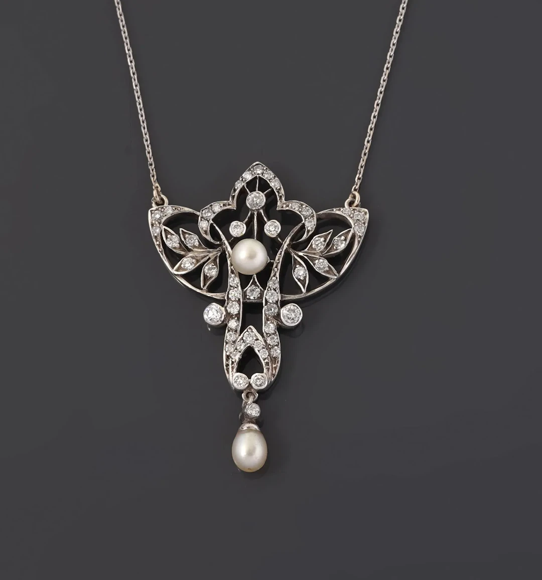 An 18k white gold necklace (750 parts per thousand), featuri - Lot 159