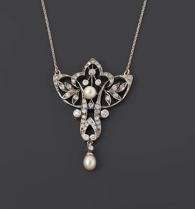 An 18k white gold necklace (750 parts per thousand), featuri - Lot 159