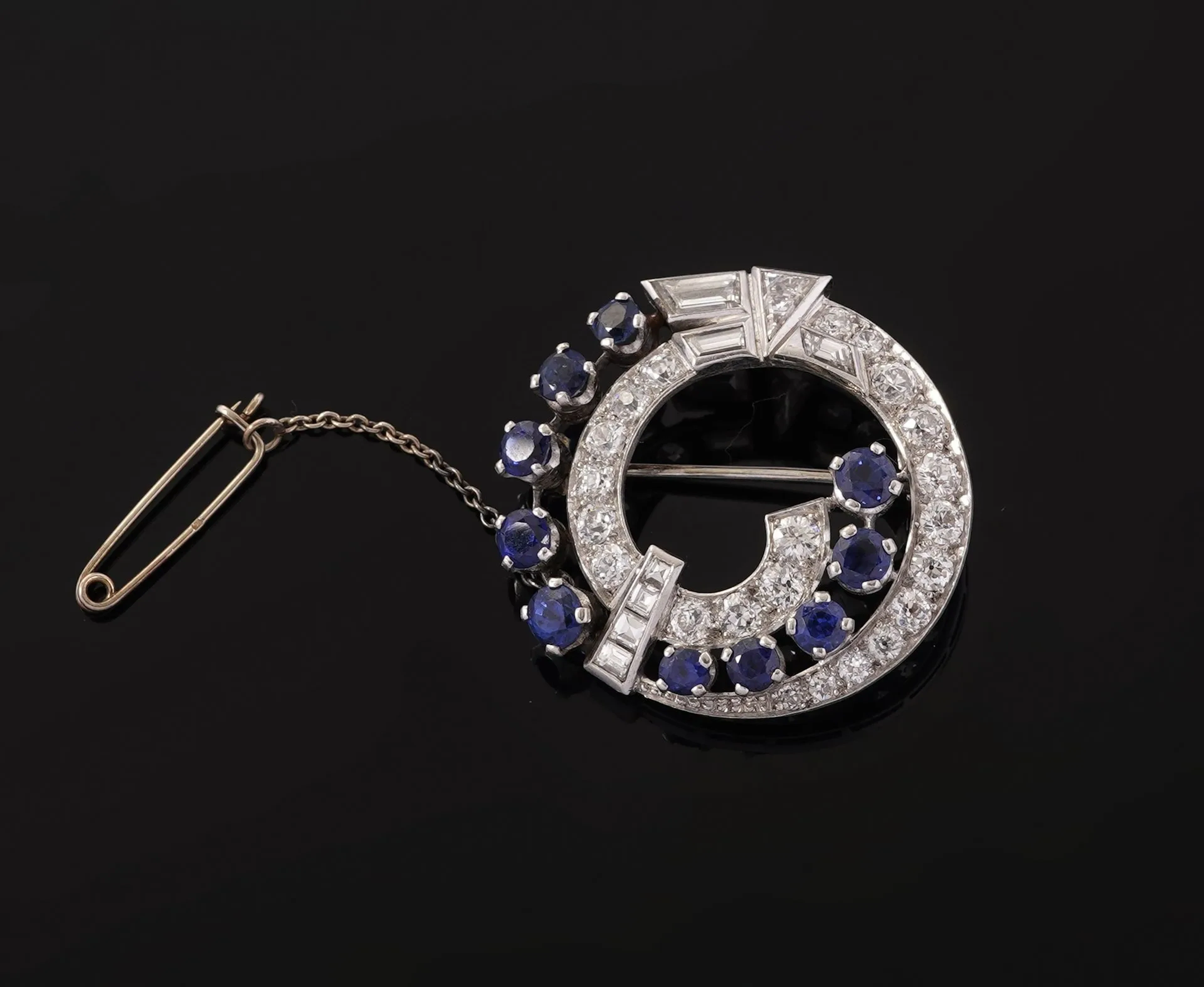 An 850-thousandths platinum brooch featuring an asymmetrical - Lot 162