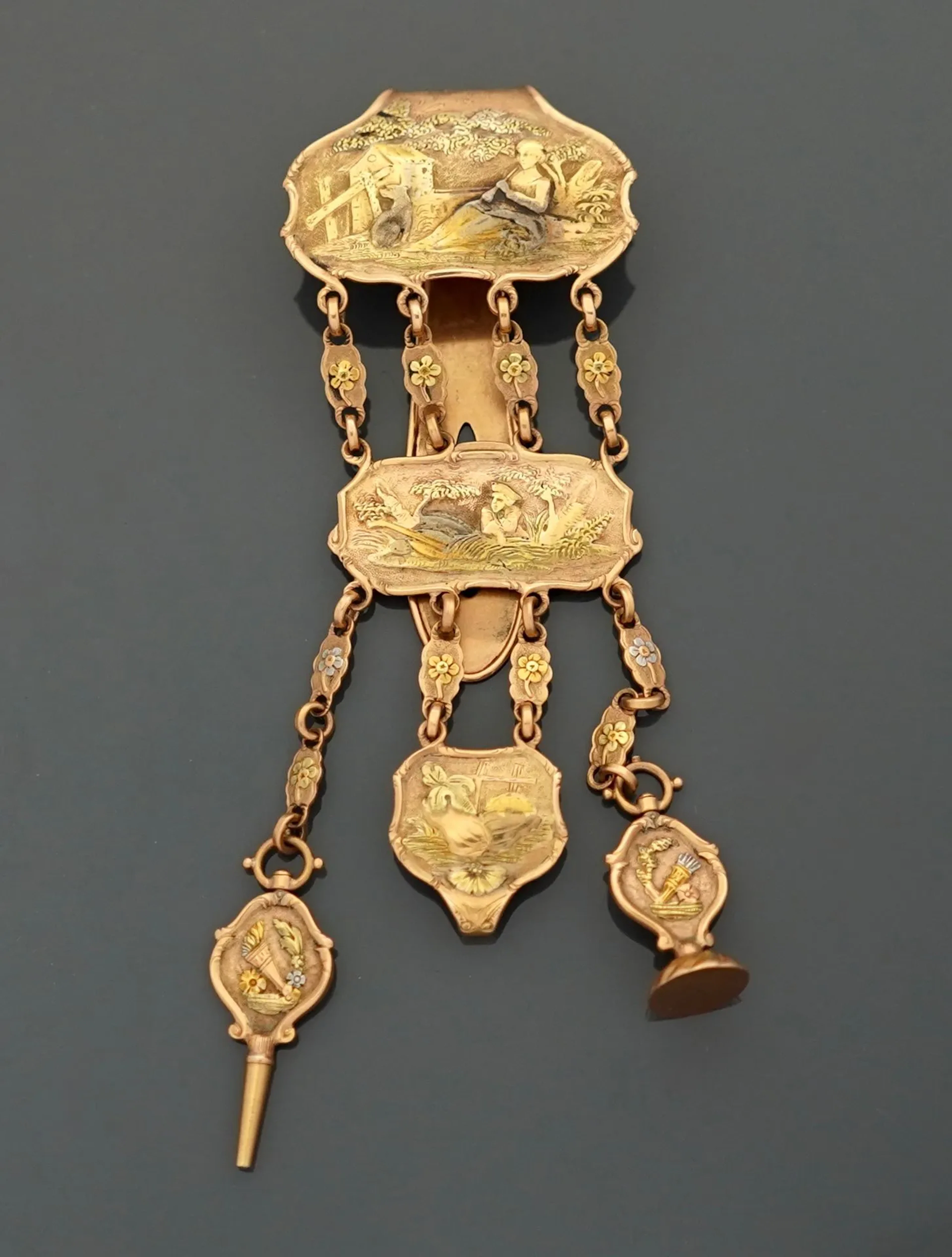 18K 750-thousandth yellow and green gold chatelaine keyboard - Lot 282