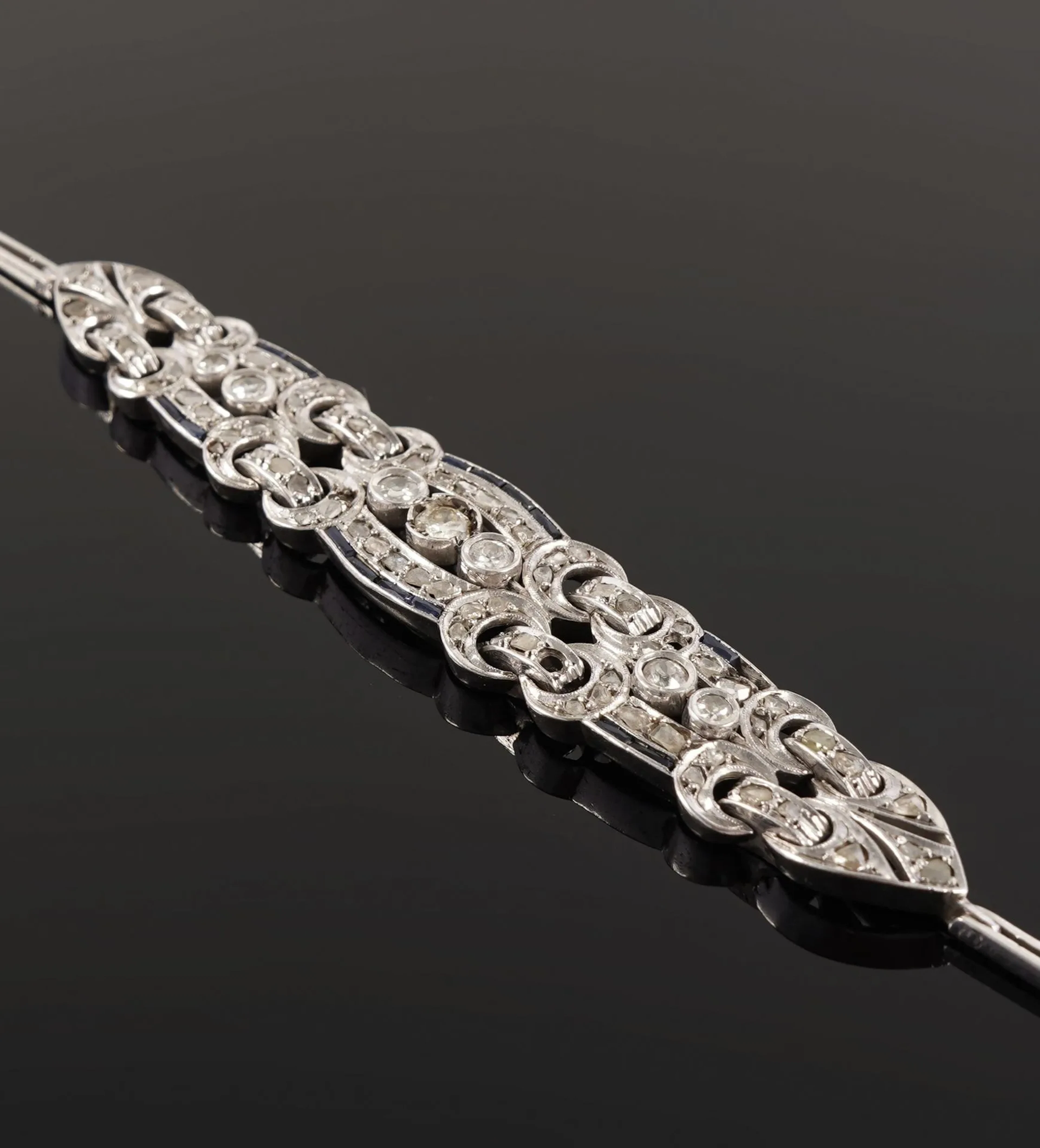 An 800-thousandths silver link bracelet composed of three op - Lot 139