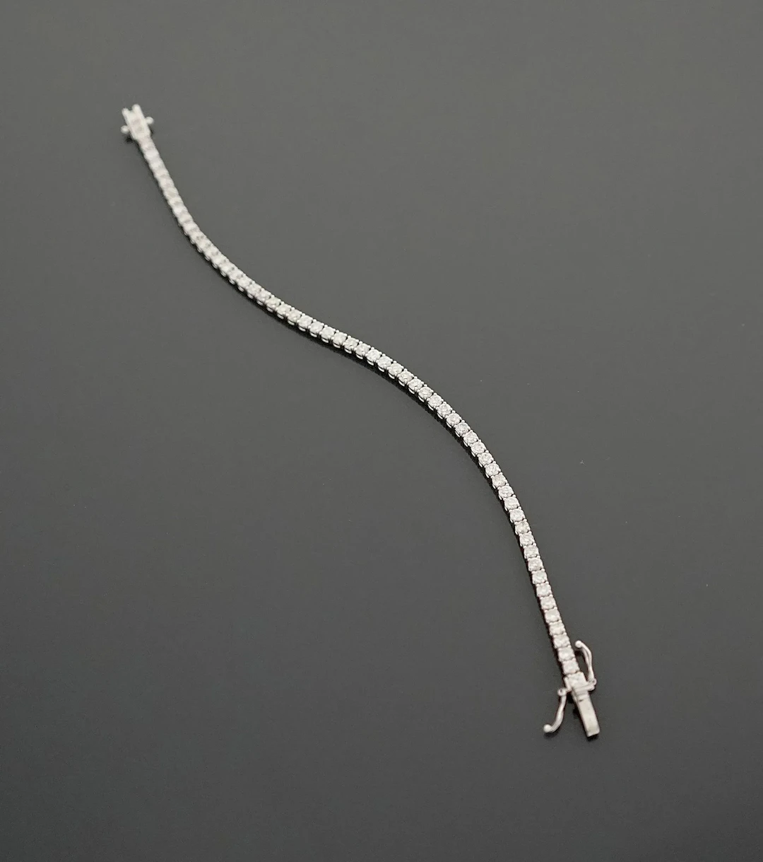 18k white gold tennis bracelet (750 parts per thousand) set - Lot 269