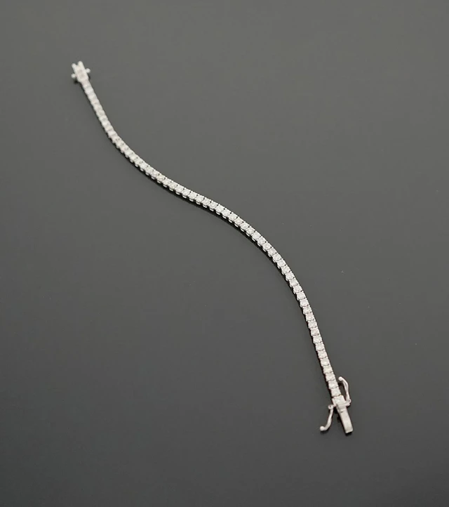 18k white gold tennis bracelet (750 parts per thousand) set - Lot 269