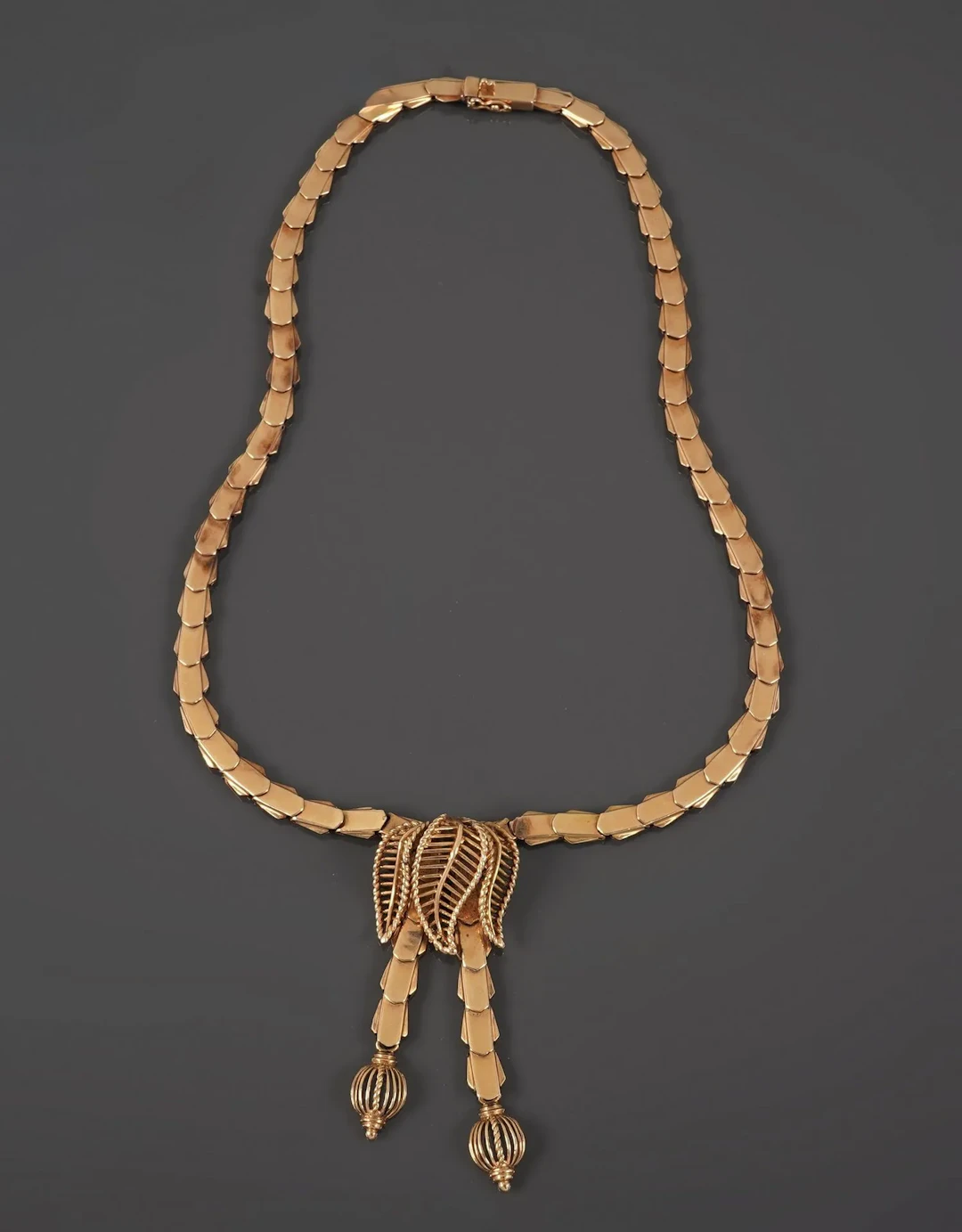 An 18k yellow gold necklace (750 parts per thousand) with ar - Lot 100