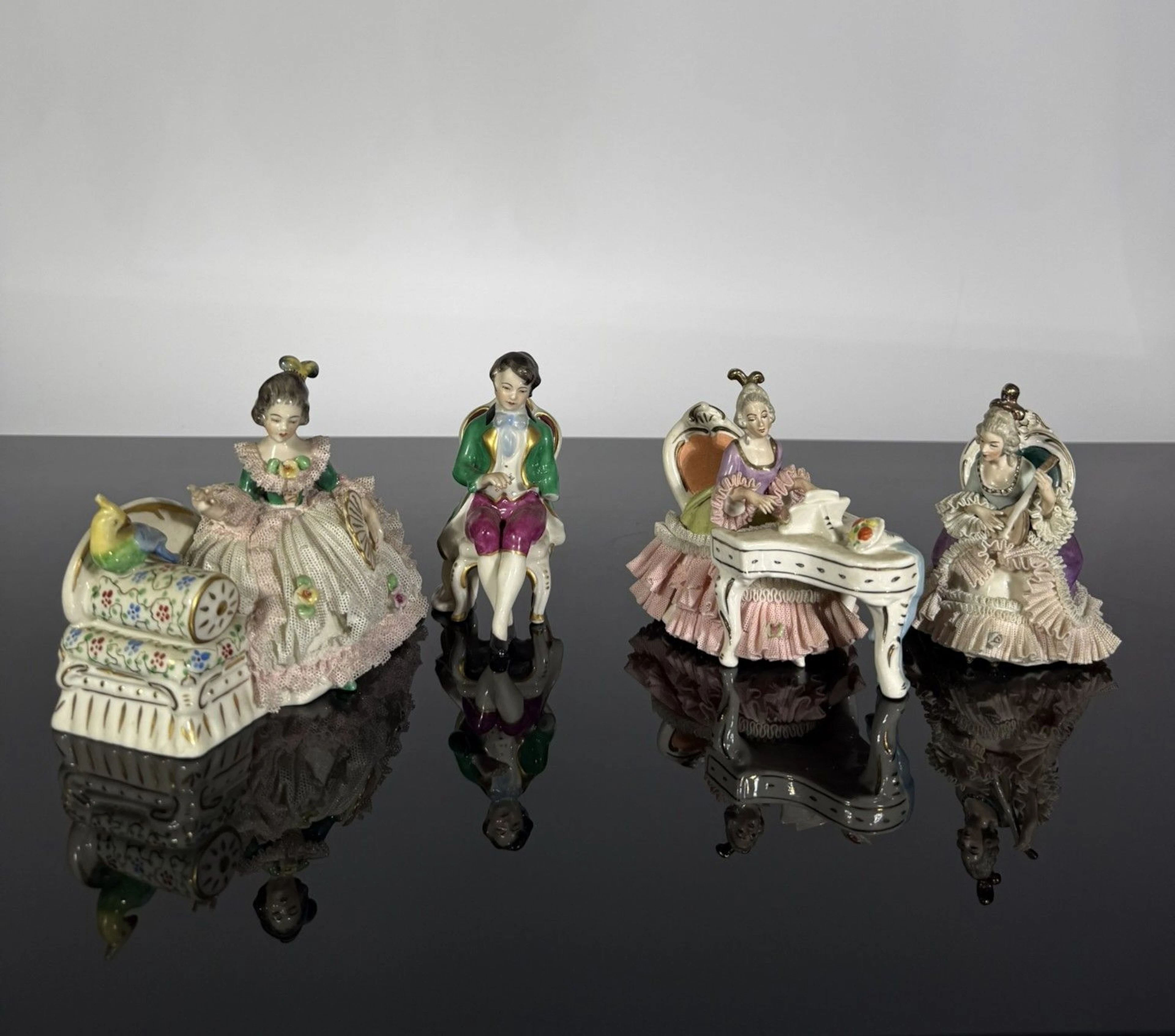 Set of 4 polychrome porcelain cookie and lace figurines - Lot 307