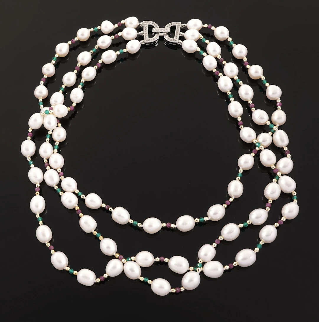 A 3-strand necklace composed of 75 freshwater pearls alterna - Lot 65