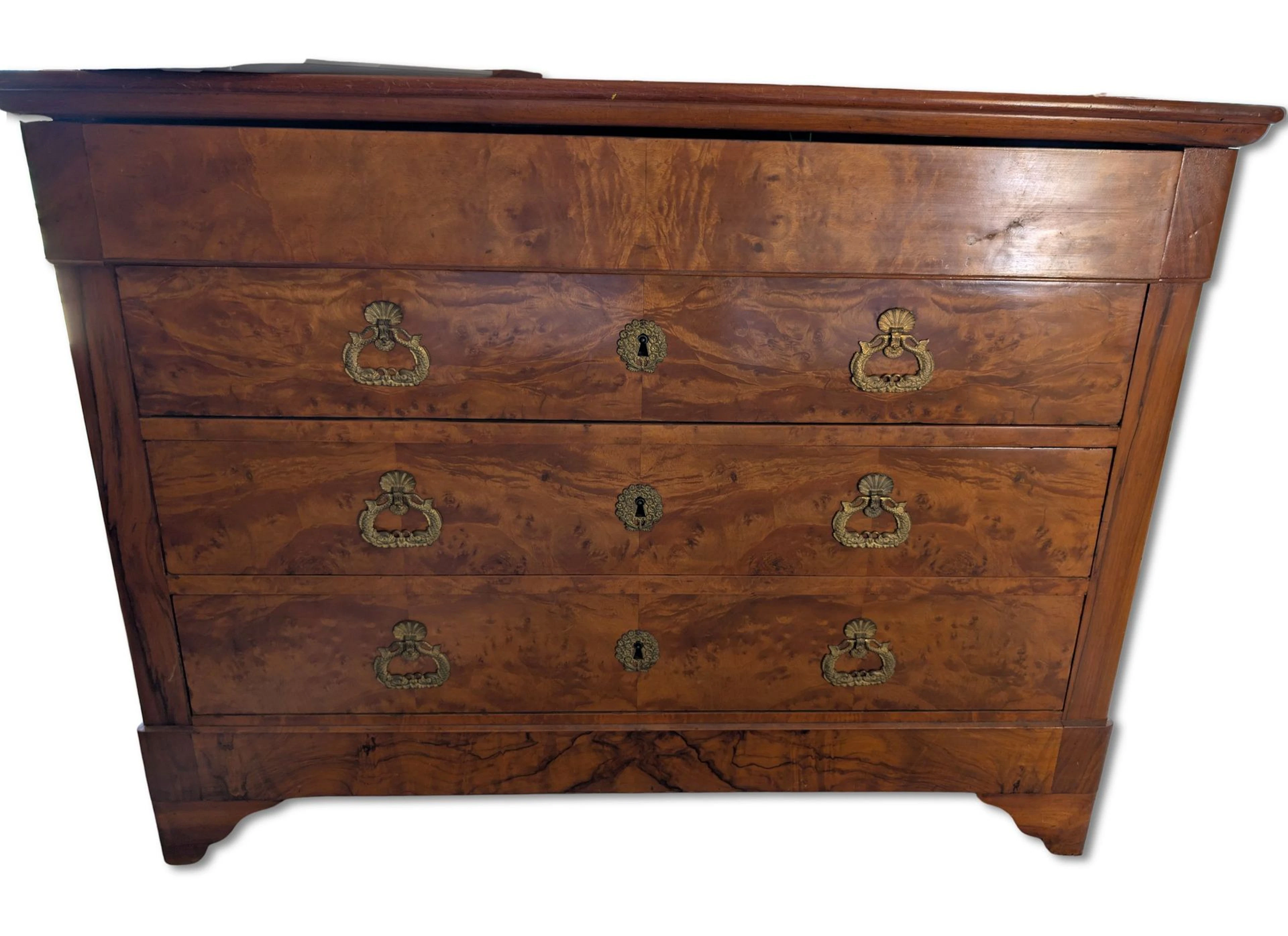 Four-drawer walnut chest of drawers - Lot 631