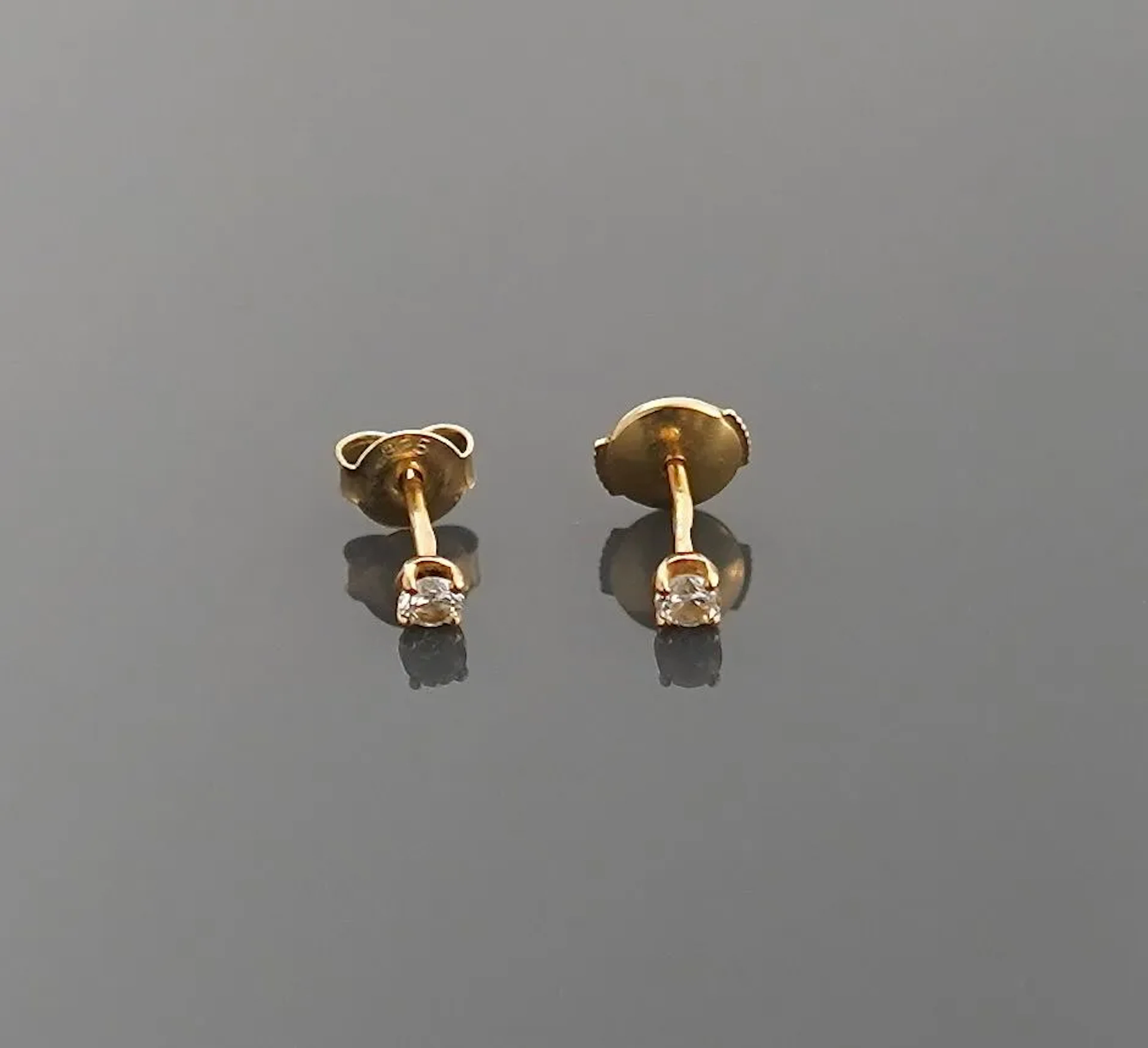 A pair of 18k yellow gold (750) stud earrings set with a 0.0 - Lot 116