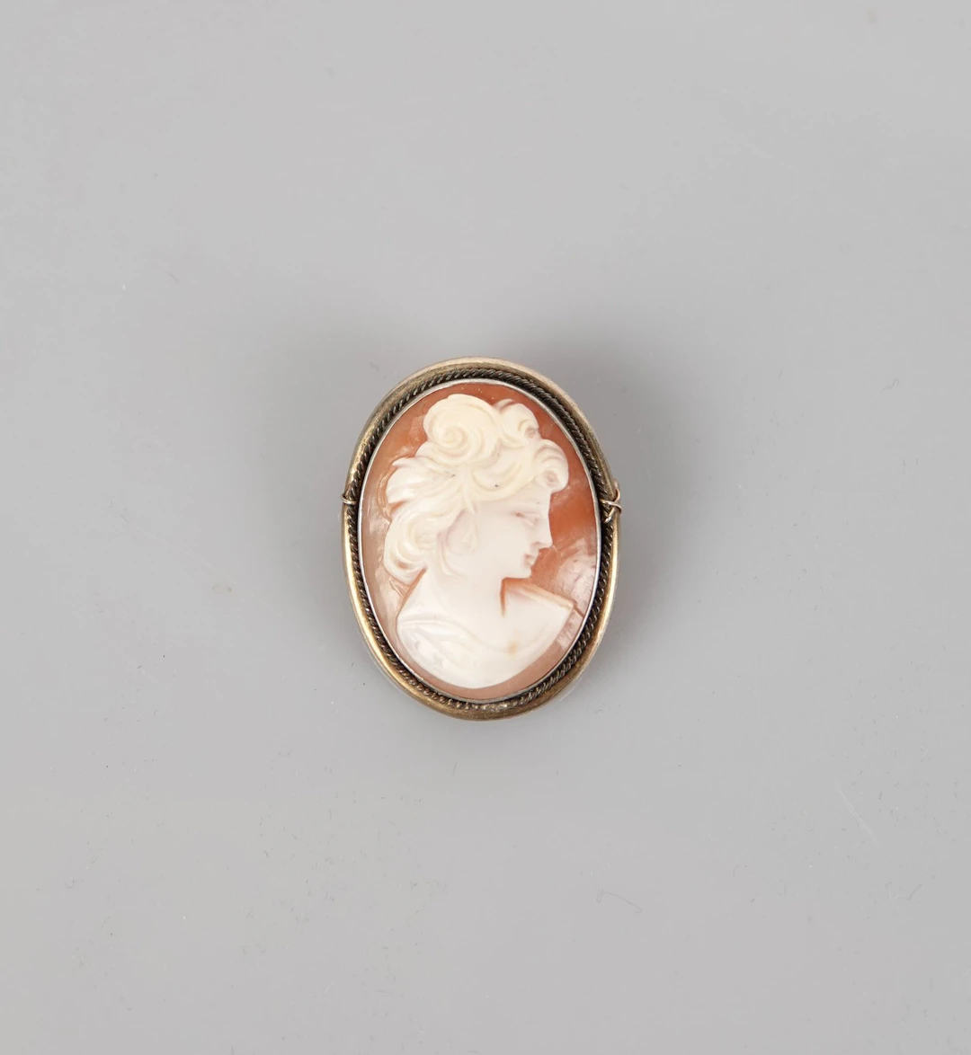 Shell cameo depicting a young woman on a silver setting - Lot 277