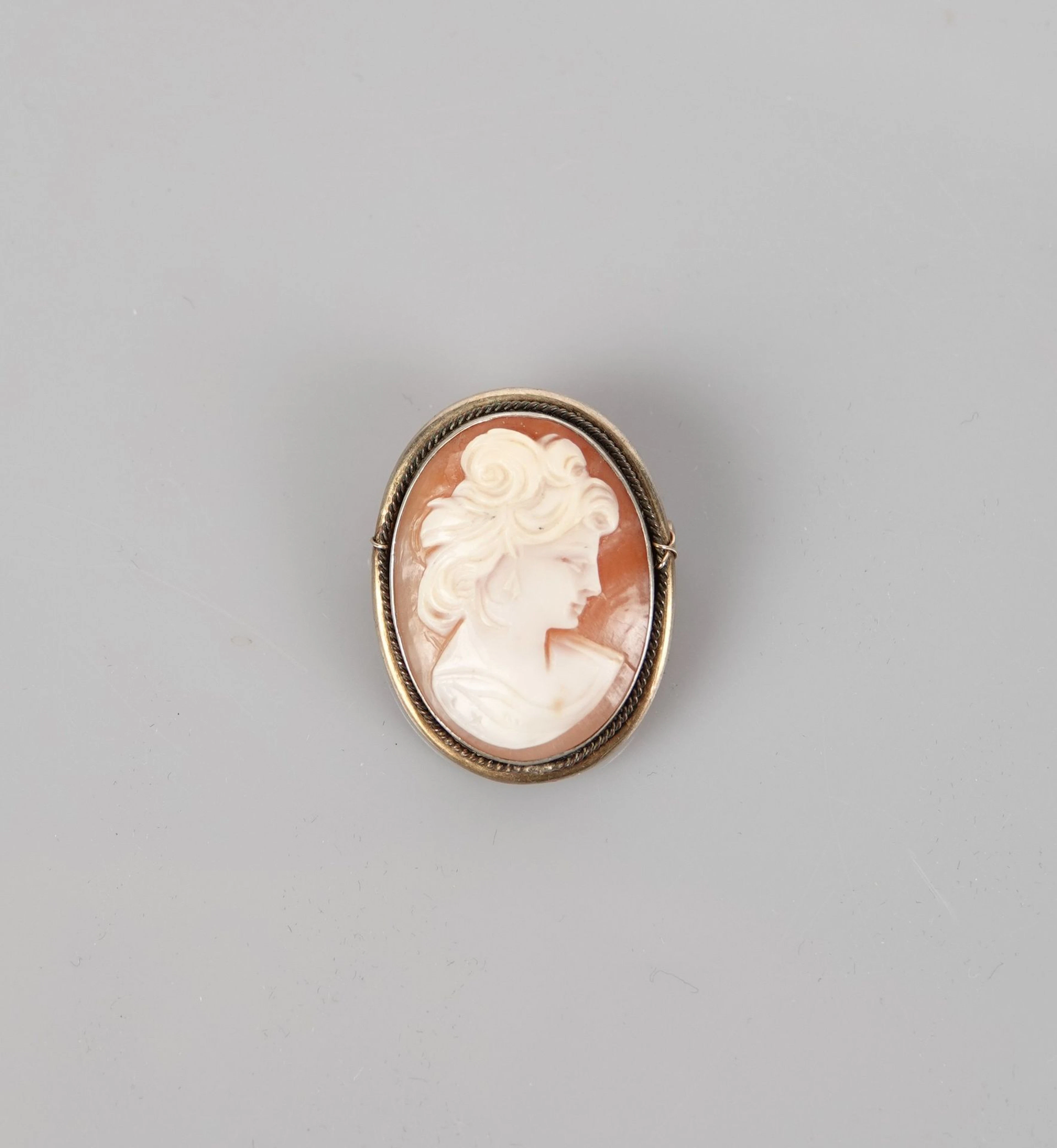 Shell cameo depicting a young woman on a silver setting - Lot 277