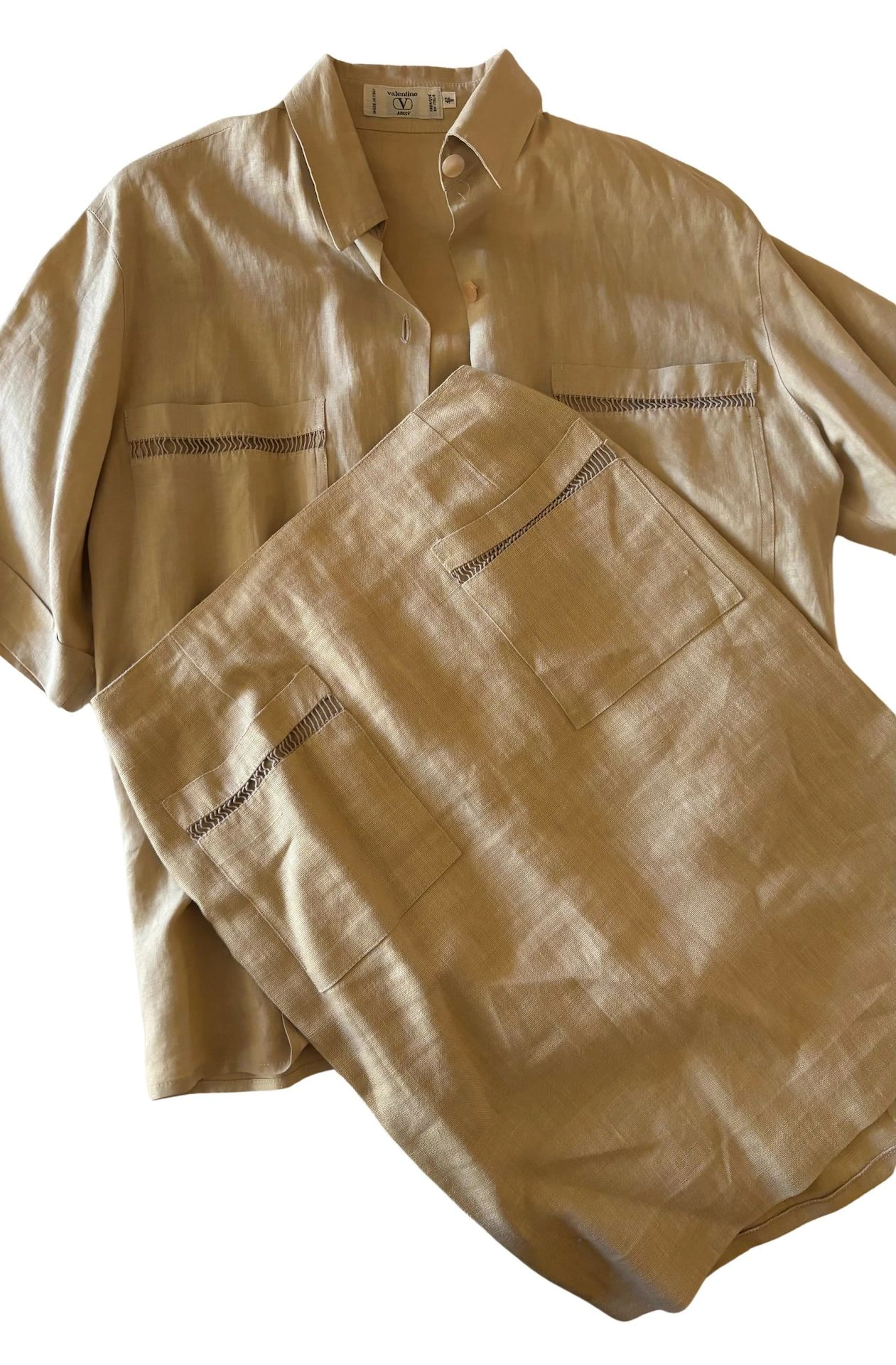 Set including a beige linen MISSSY by VALENTINO ensemble con - Lot 401