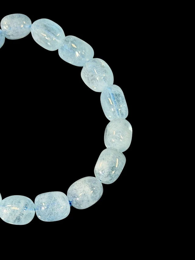 Bracelet made of 17 barrel-shaped aquamarine beads strung on - Lot 73