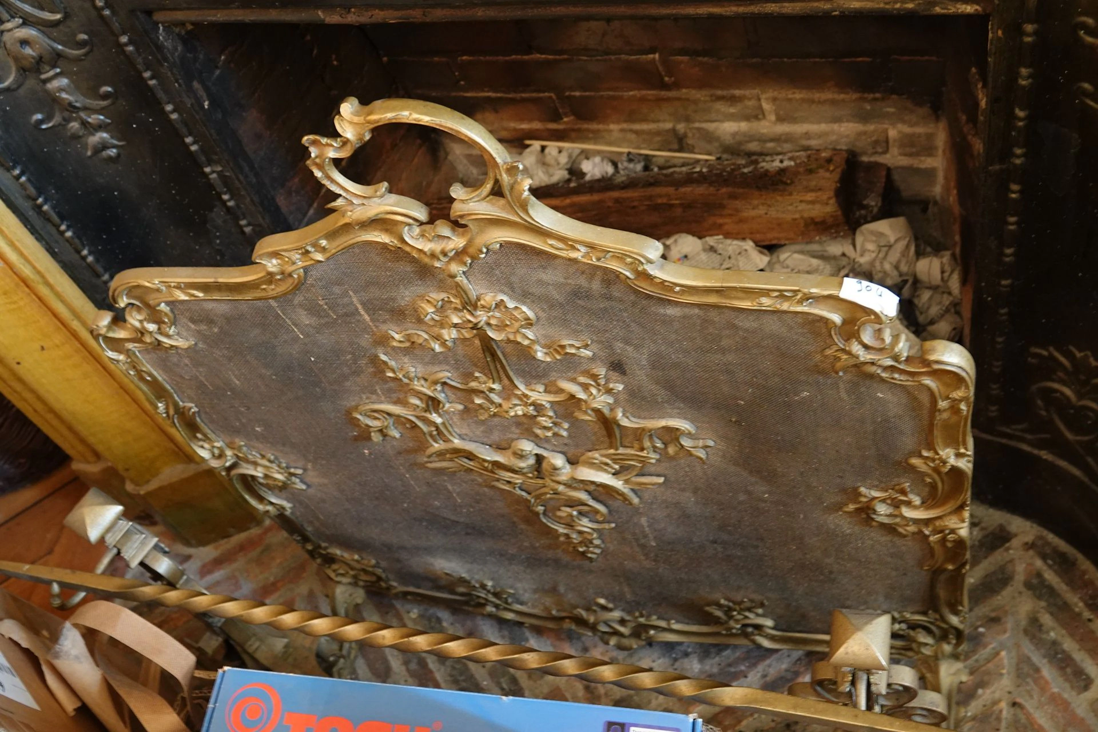 Gilded bronze fireplace screen with foliage and shell motifs - Lot 659