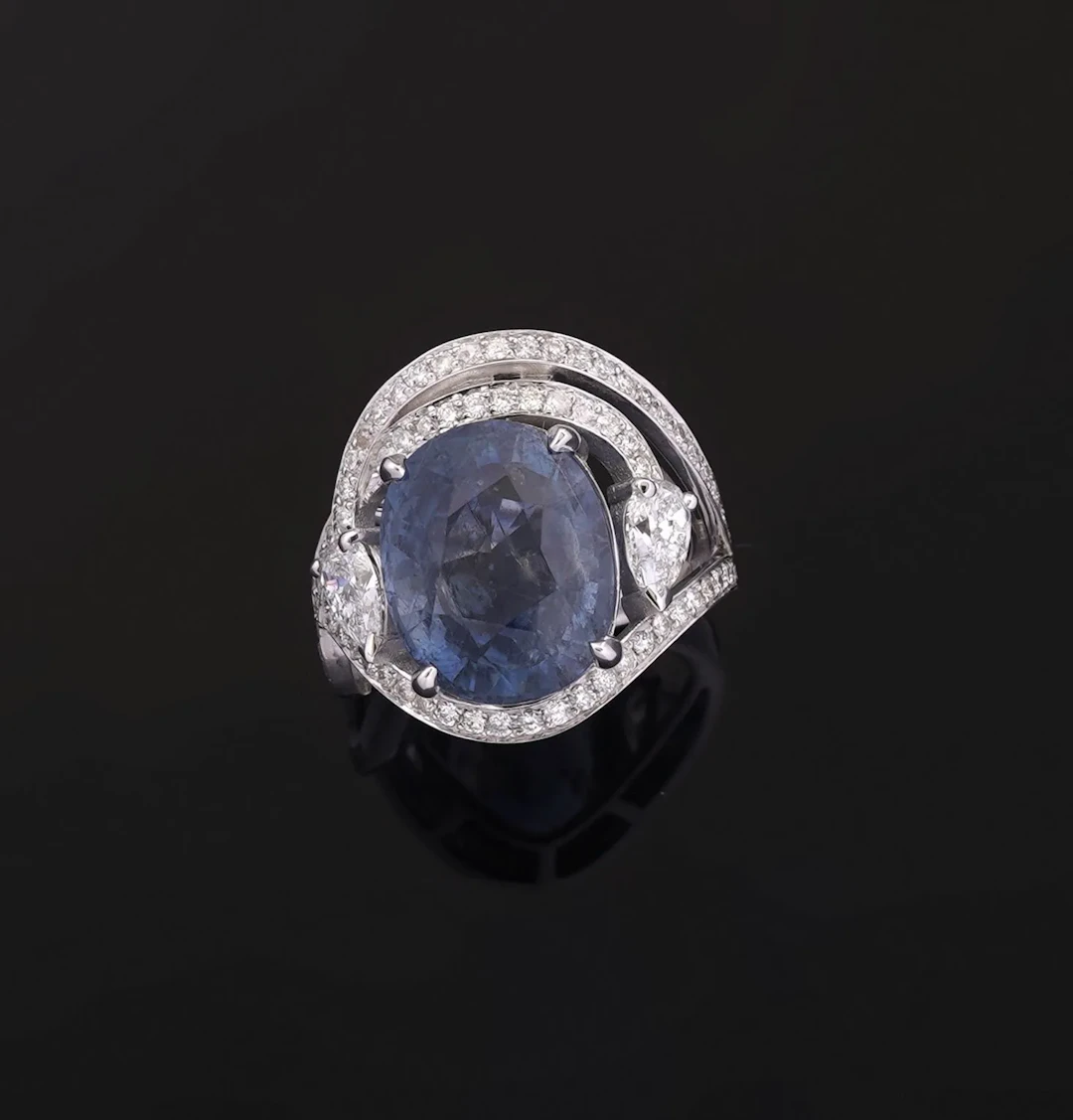 An 18k white gold ring (750 parts per thousand) featuring a - Lot 323