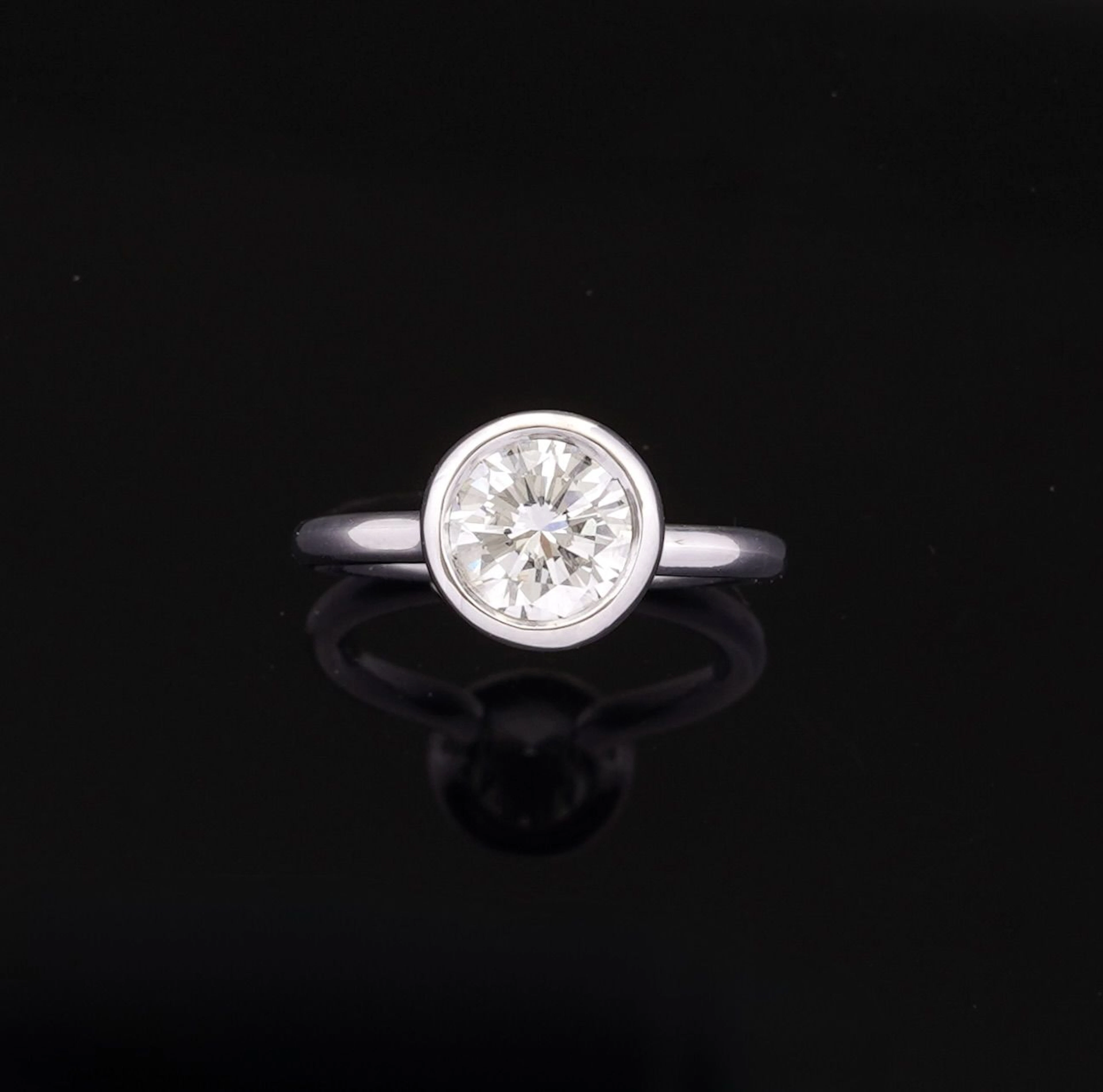 A modernist solitaire ring in 18k white gold (750) featuring - Lot 228