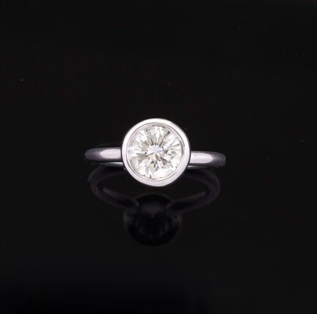 A modernist solitaire ring in 18k white gold (750) featuring - Lot 228