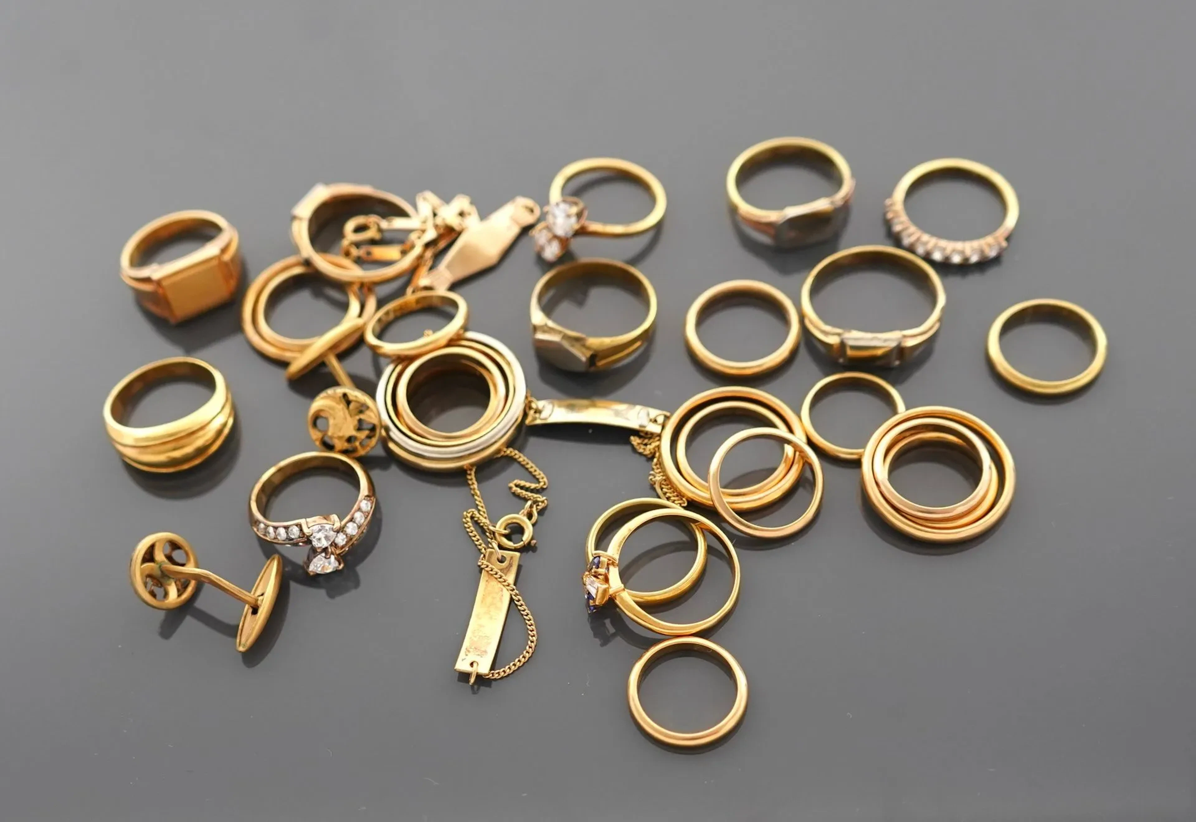Costume jewelry set including: - Lot 48