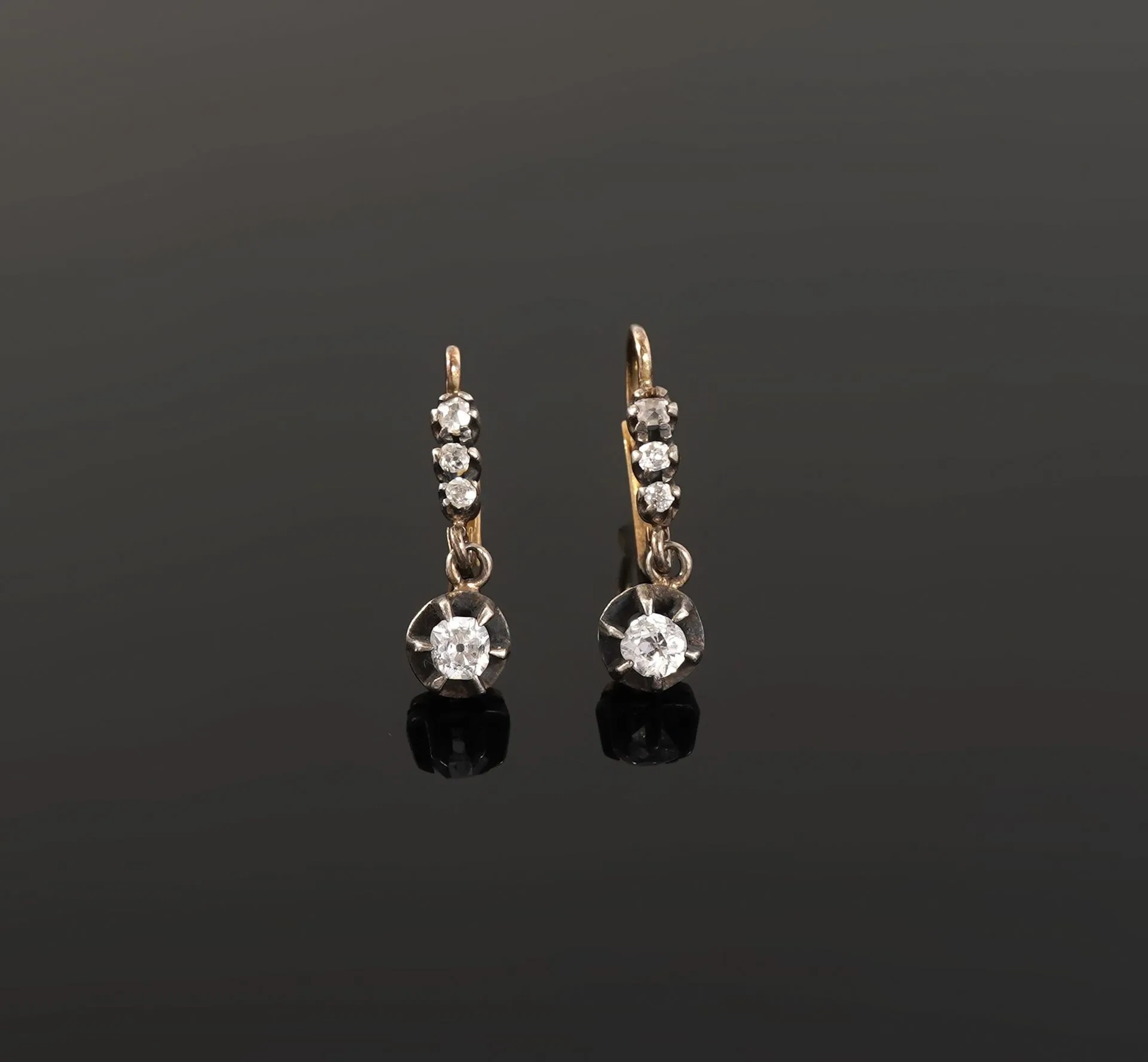 A pair of earrings in 18k gold (750 parts per thousand) and - Lot 250