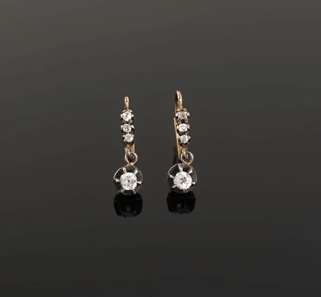 A pair of earrings in 18k gold (750 parts per thousand) and - Lot 250