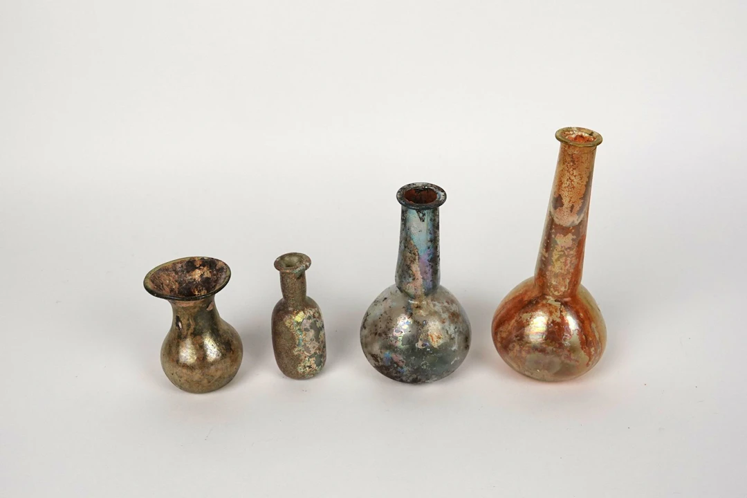 Set of four vials of various shapes, some with iridescent ef - Lot 249