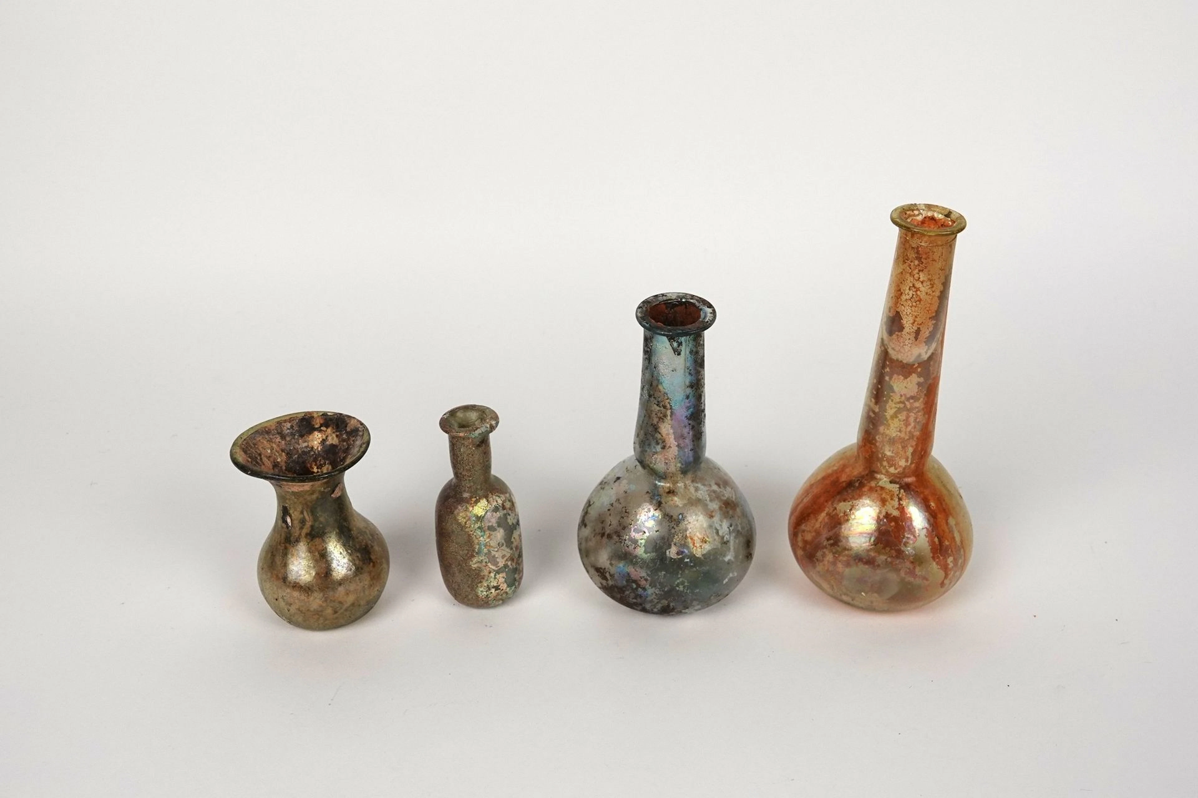 Set of four vials of various shapes, some with iridescent ef - Lot 249