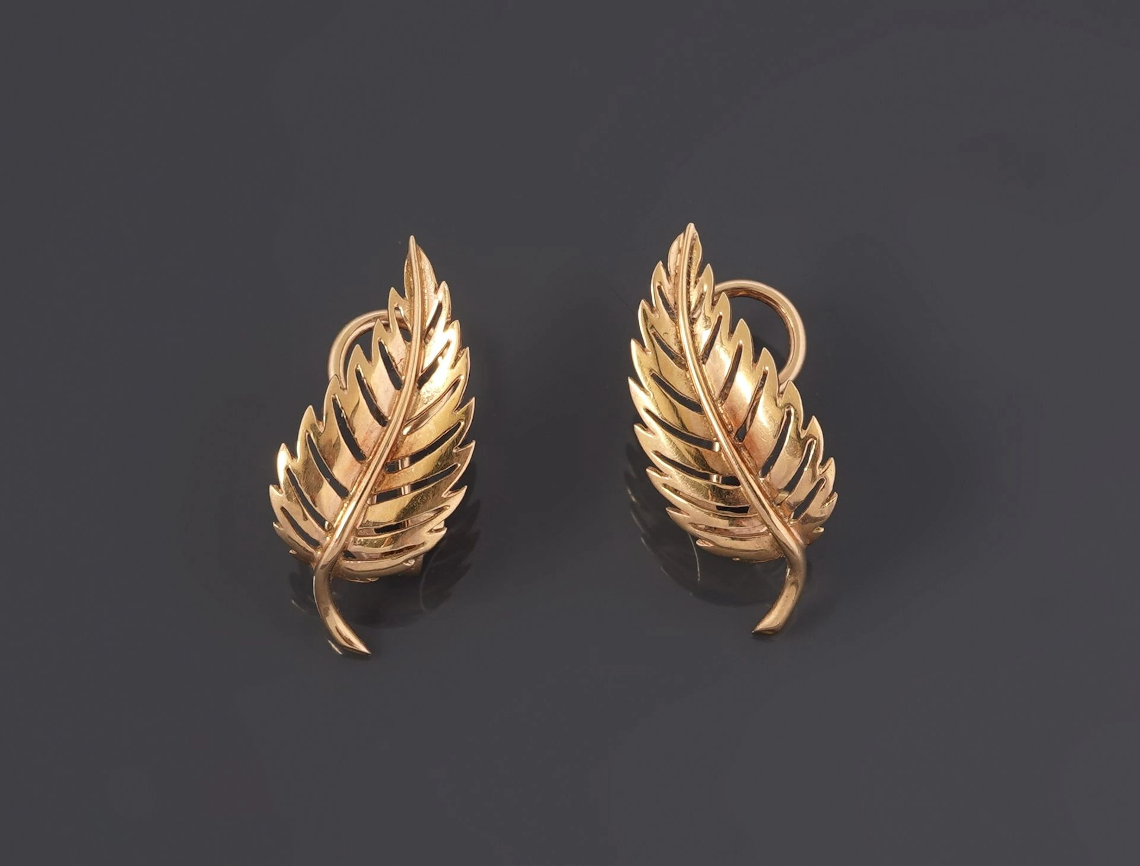 Pair of 18k yellow gold earrings (750) featuring openwork le - Lot 103