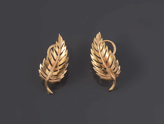 Pair of 18k yellow gold earrings (750) featuring openwork le - Lot 103