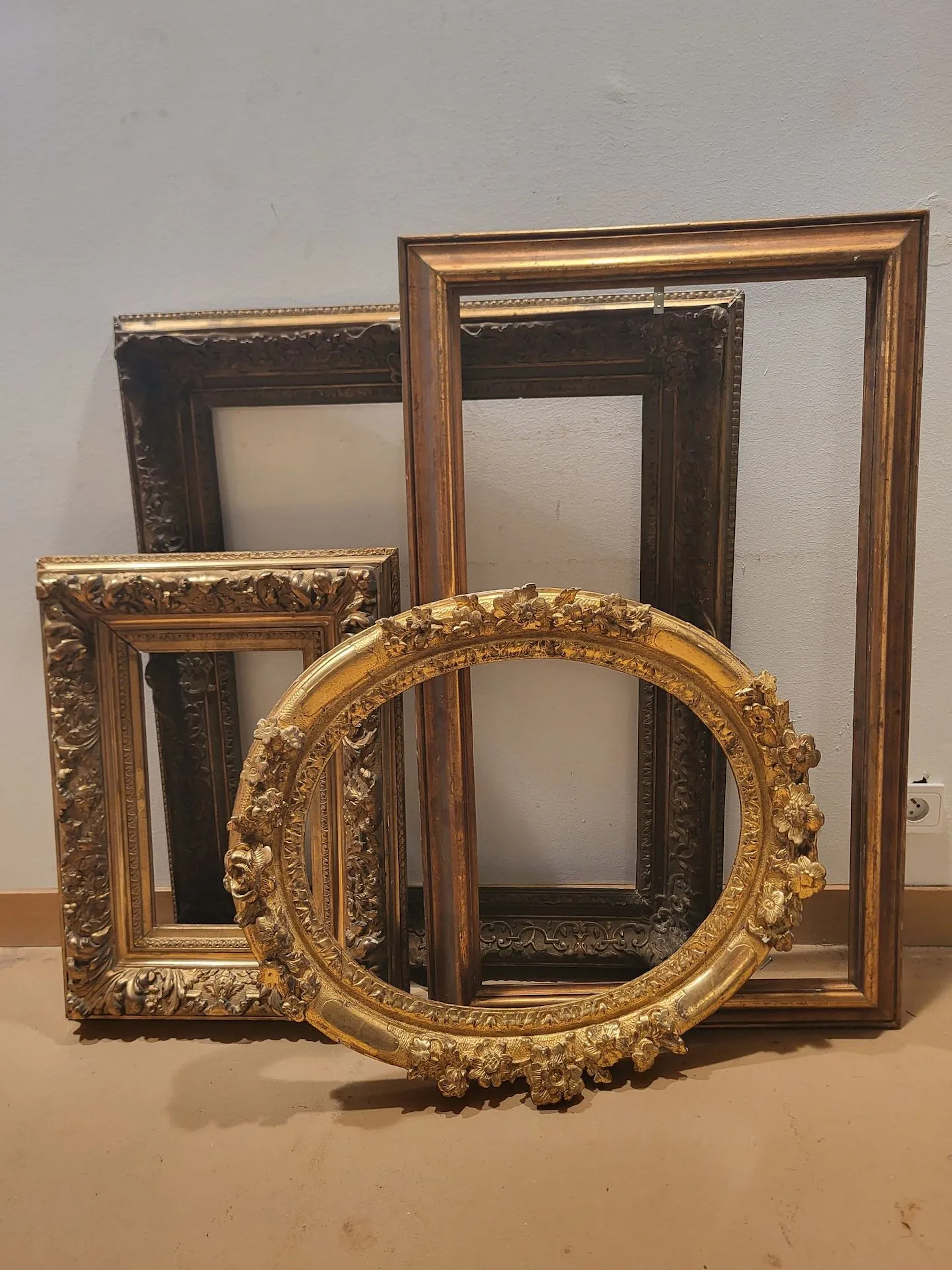 Set of 4 gilded and carved wooden frames: 3 in the Louis XVI - Lot 678