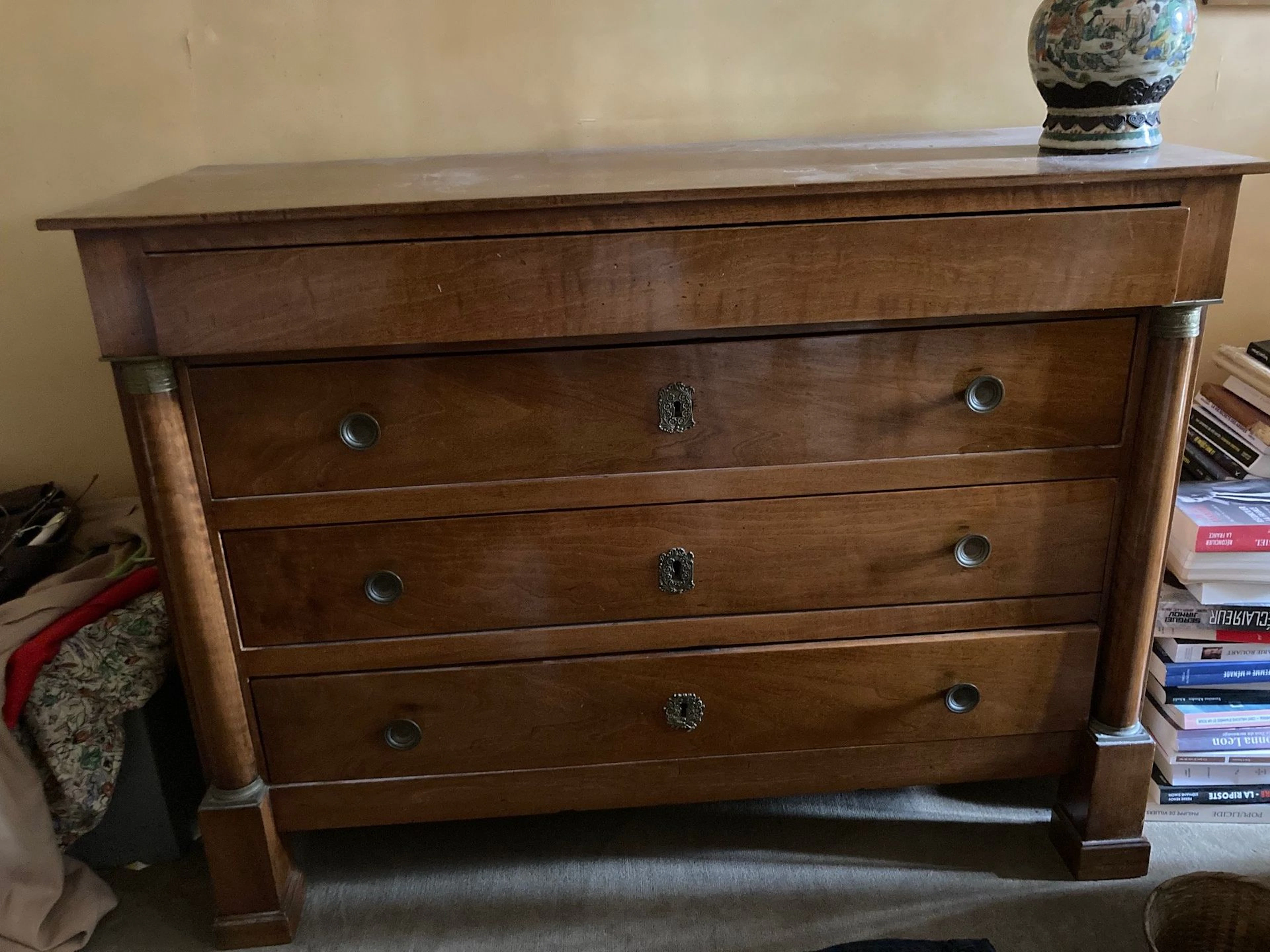 Walnut chest of drawers with three drawers - Lot 415