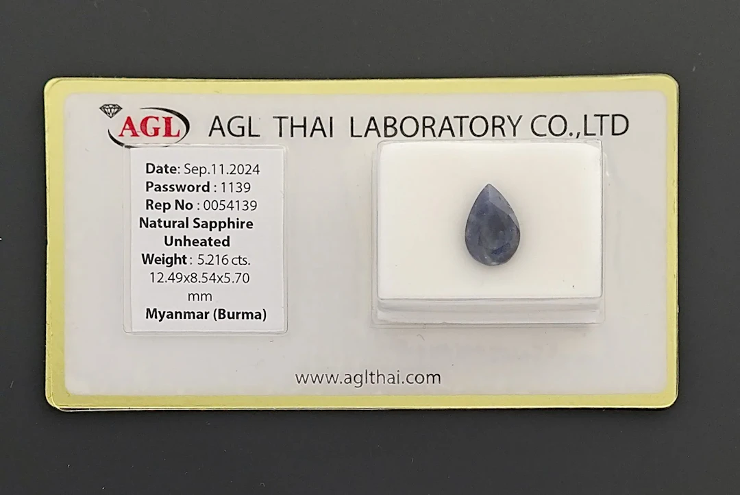 A 5.21-carat sapphire on paper. - Lot 318