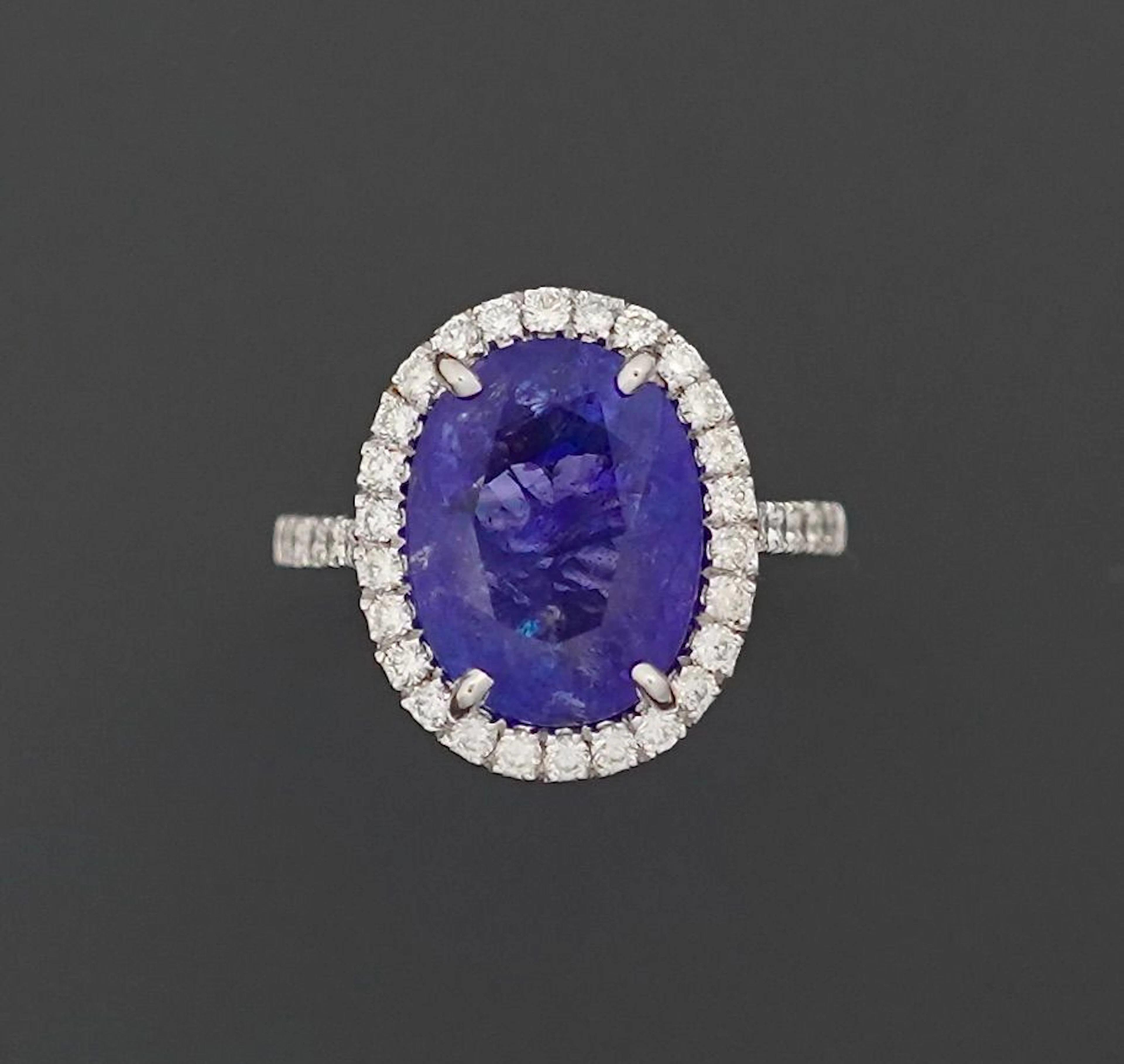 Ring in 18K 750 thousandths white gold set with a 7.93 carat - Lot 329