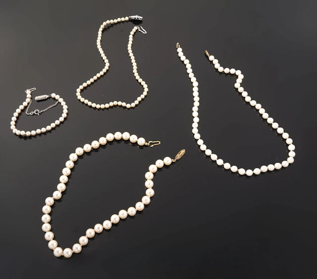 A set of three costume pearl necklaces, with gold- or silver - Lot 71