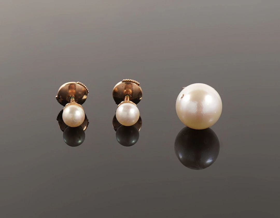 Pair of 18k yellow gold (750) stud earrings adorned with a c - Lot 93