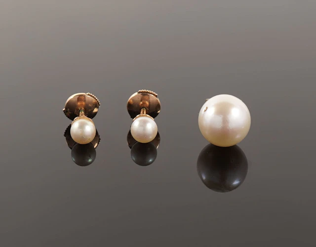 Pair of 18k yellow gold (750) stud earrings adorned with a c - Lot 93