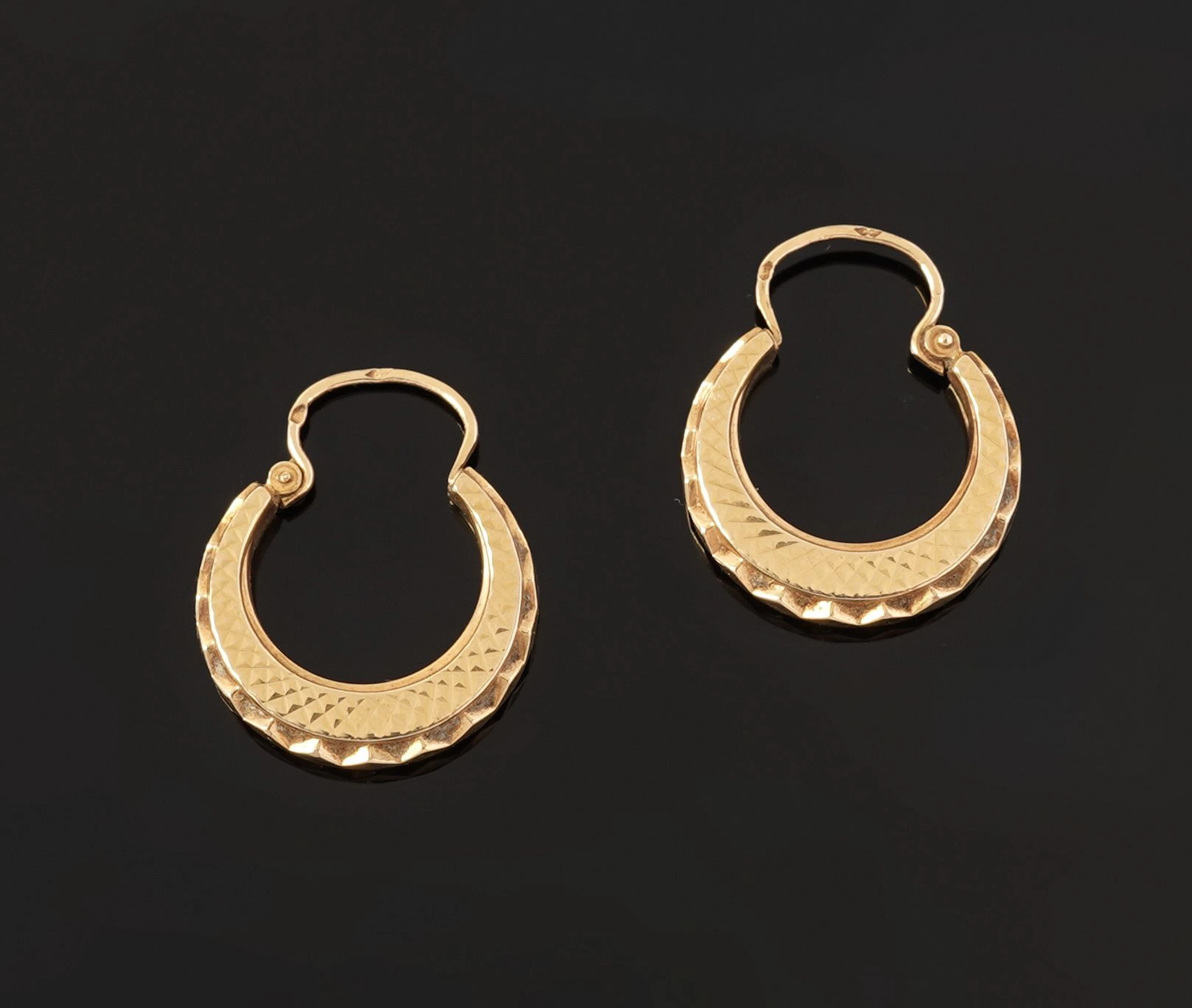 Pair of 18k yellow gold earrings (750 parts per thousand) wi - Lot 96