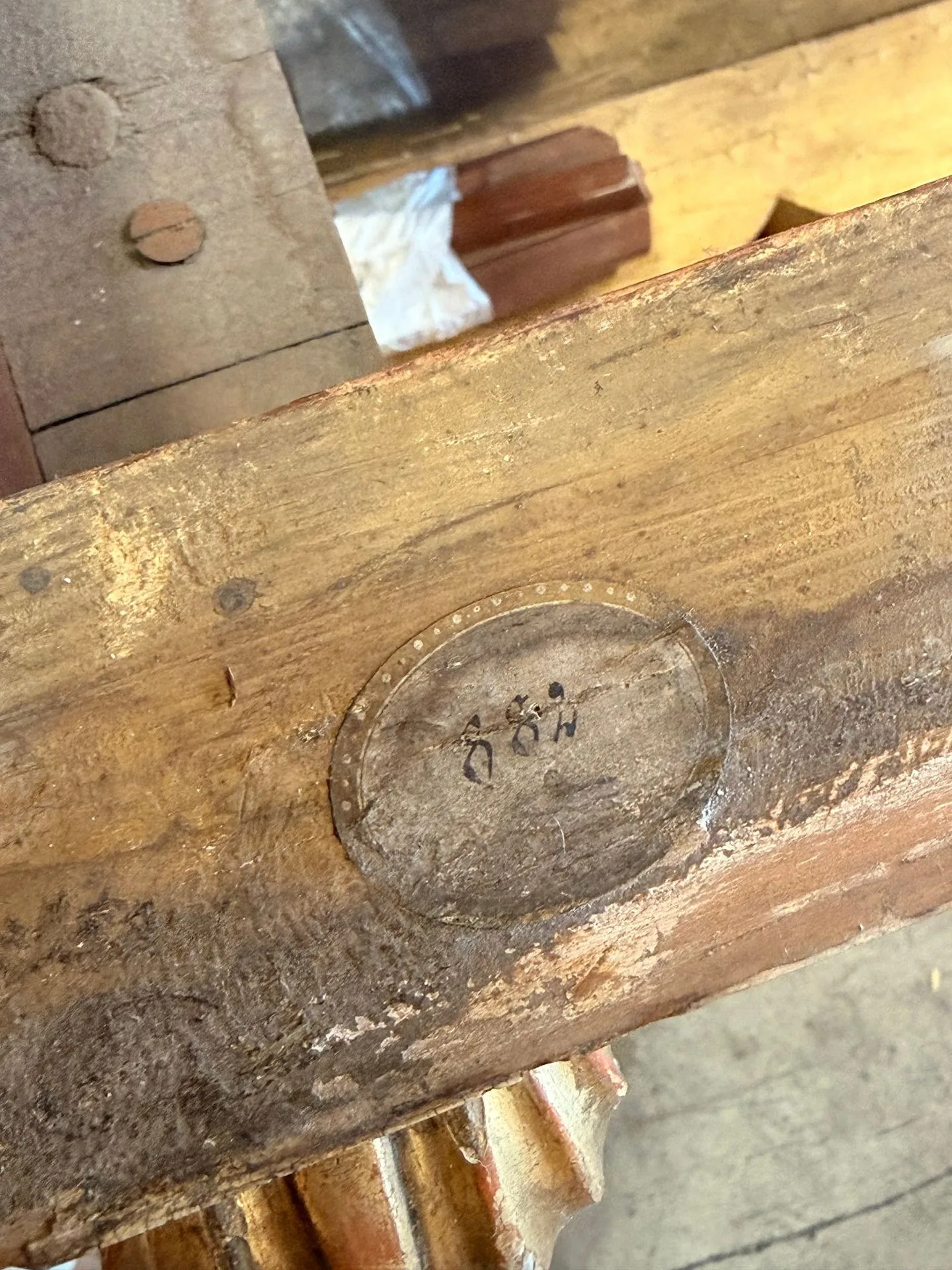 Carved and gilded wooden console table with a mirrored back - Lot 107