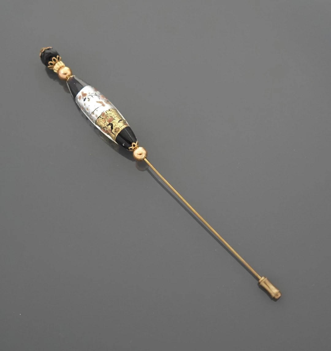 Gold-plated metal hat pin, adorned with a piece of blown gla - Lot 74
