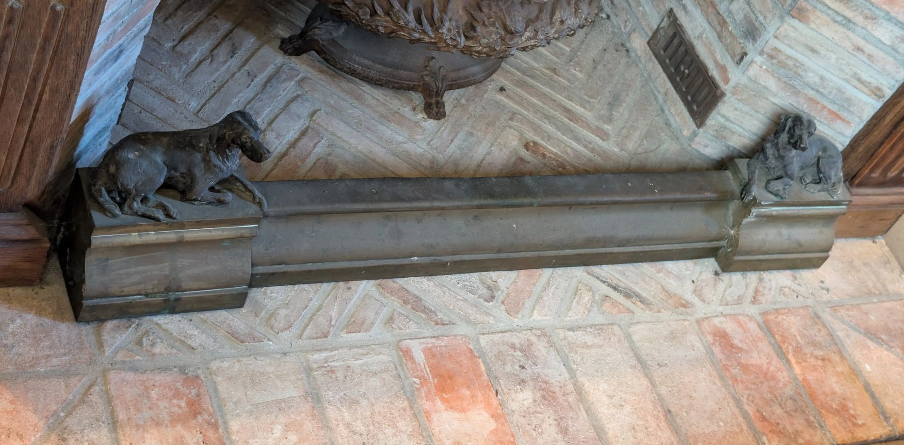 Bronze fireplace mantelpiece with dog motifs - Lot 589