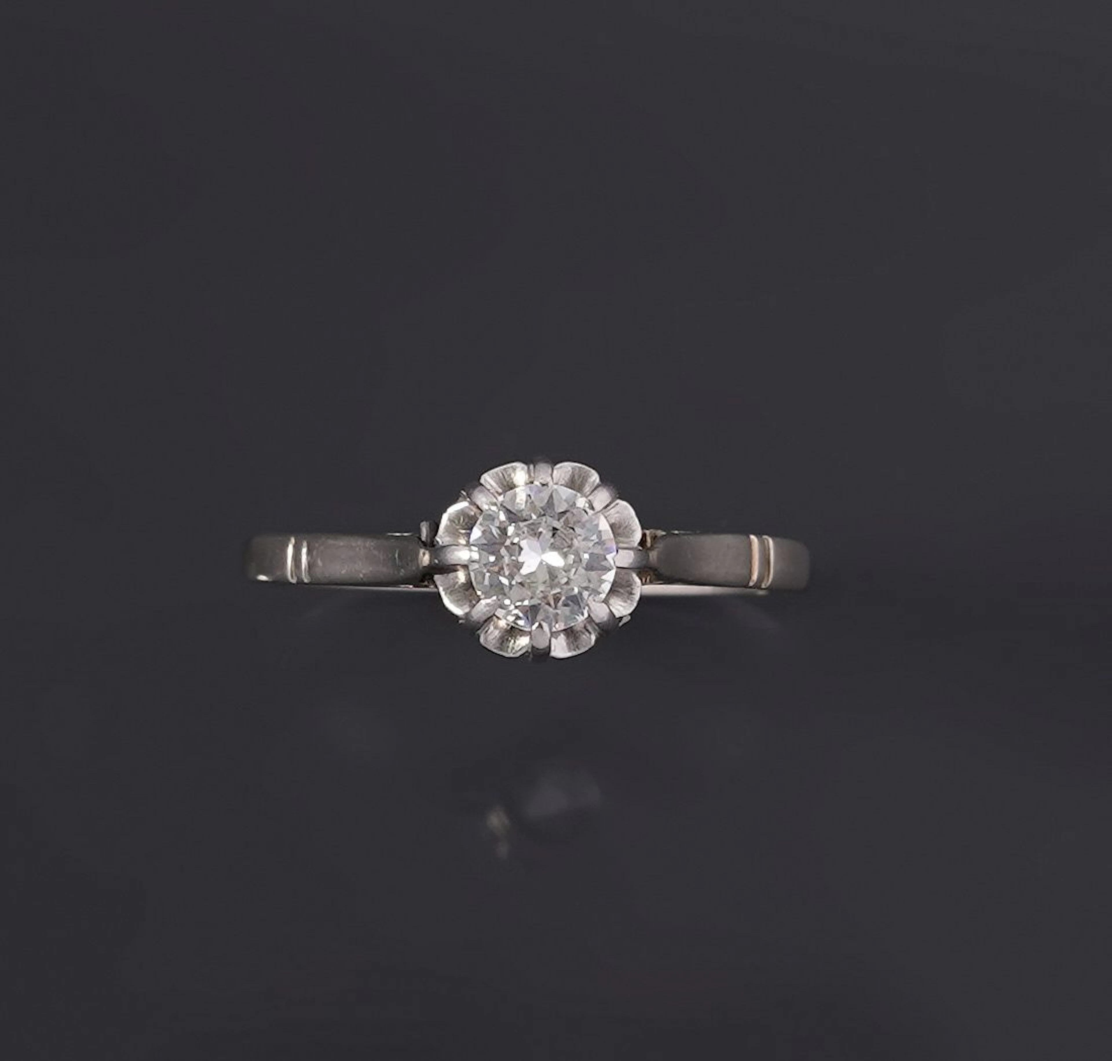 A solitaire ring in 18k white gold (750 parts per thousand) - Lot 244
