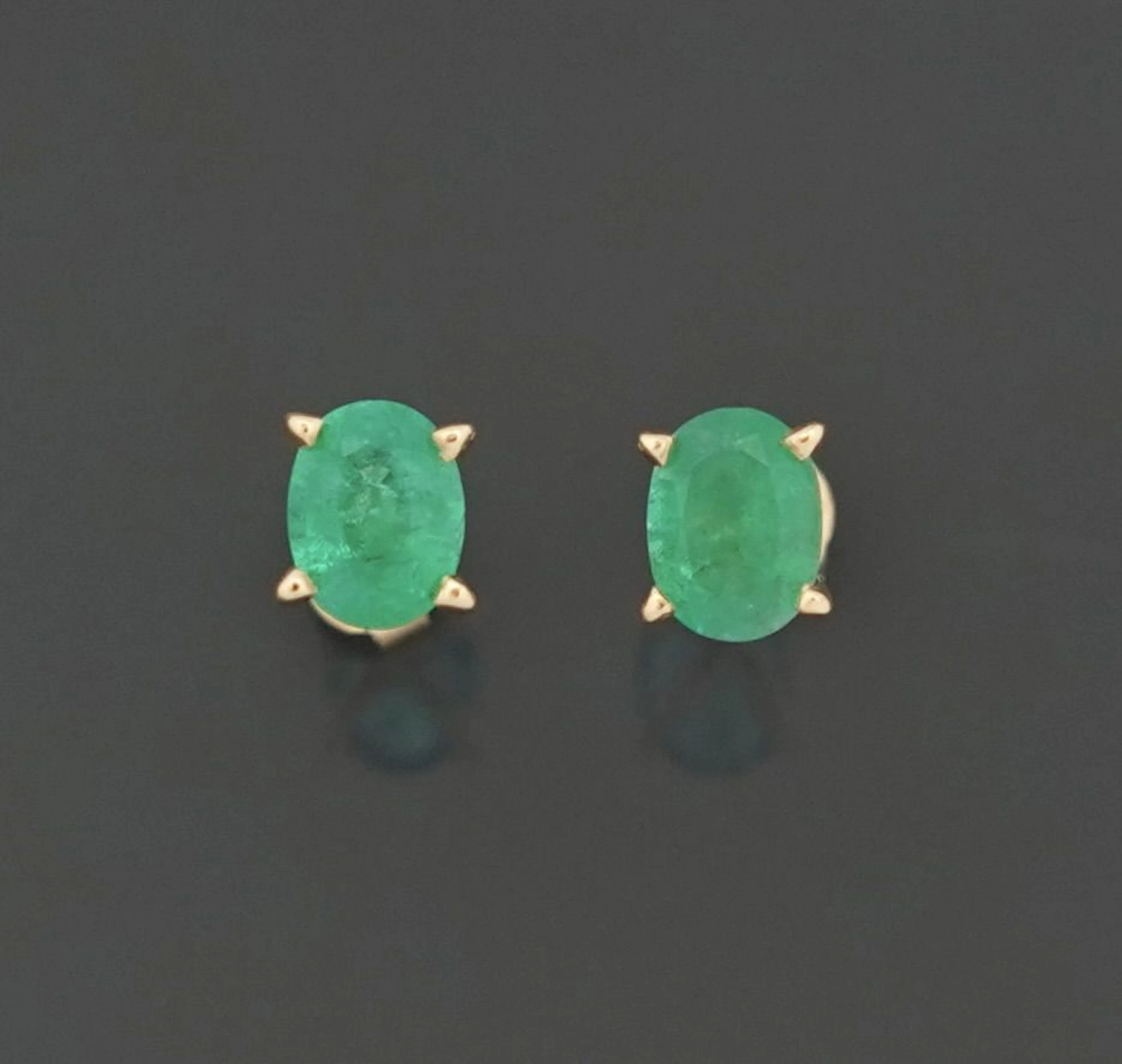 Pair of 14k yellow gold stud earrings, set with oval-cut eme - Lot 339