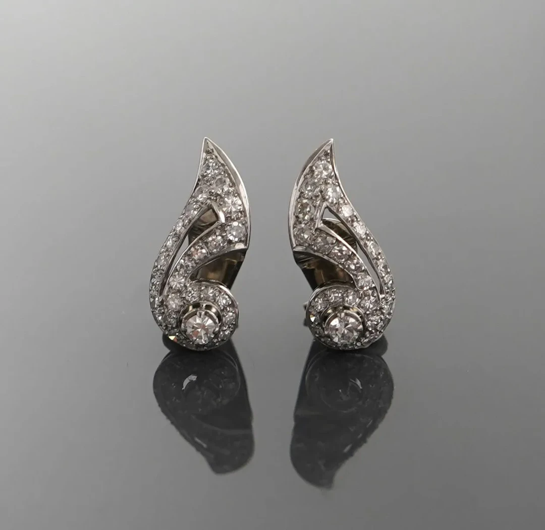 Pair of 18k white gold (750) ear clips in a flowing design, - Lot 278