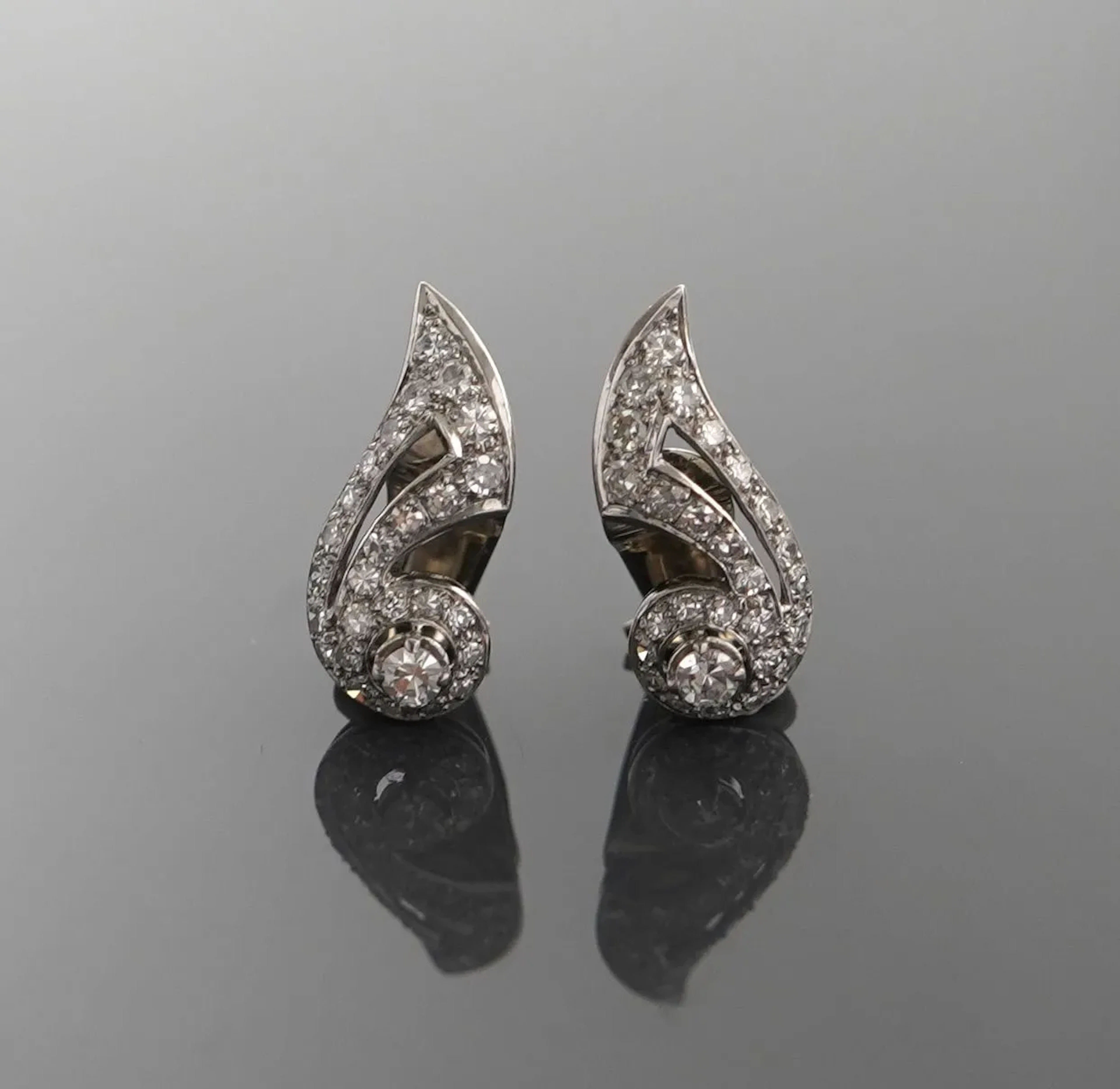 Pair of 18k white gold (750) ear clips in a flowing design, - Lot 278