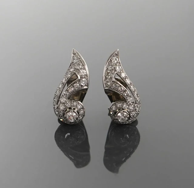 Pair of 18k white gold (750) ear clips in a flowing design, - Lot 278