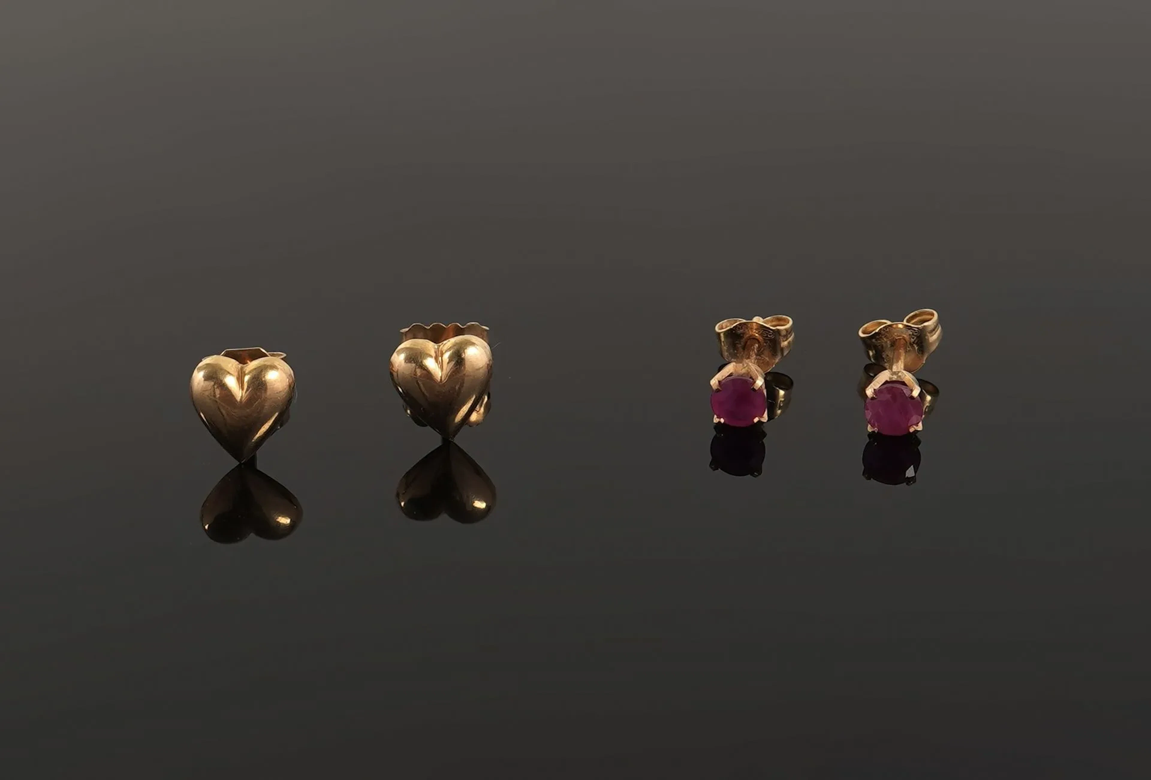Two pairs of 18k yellow gold (750) stud earrings, one featur - Lot 110