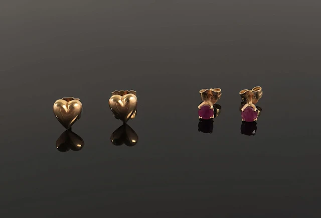 Two pairs of 18k yellow gold (750) stud earrings, one featur - Lot 110
