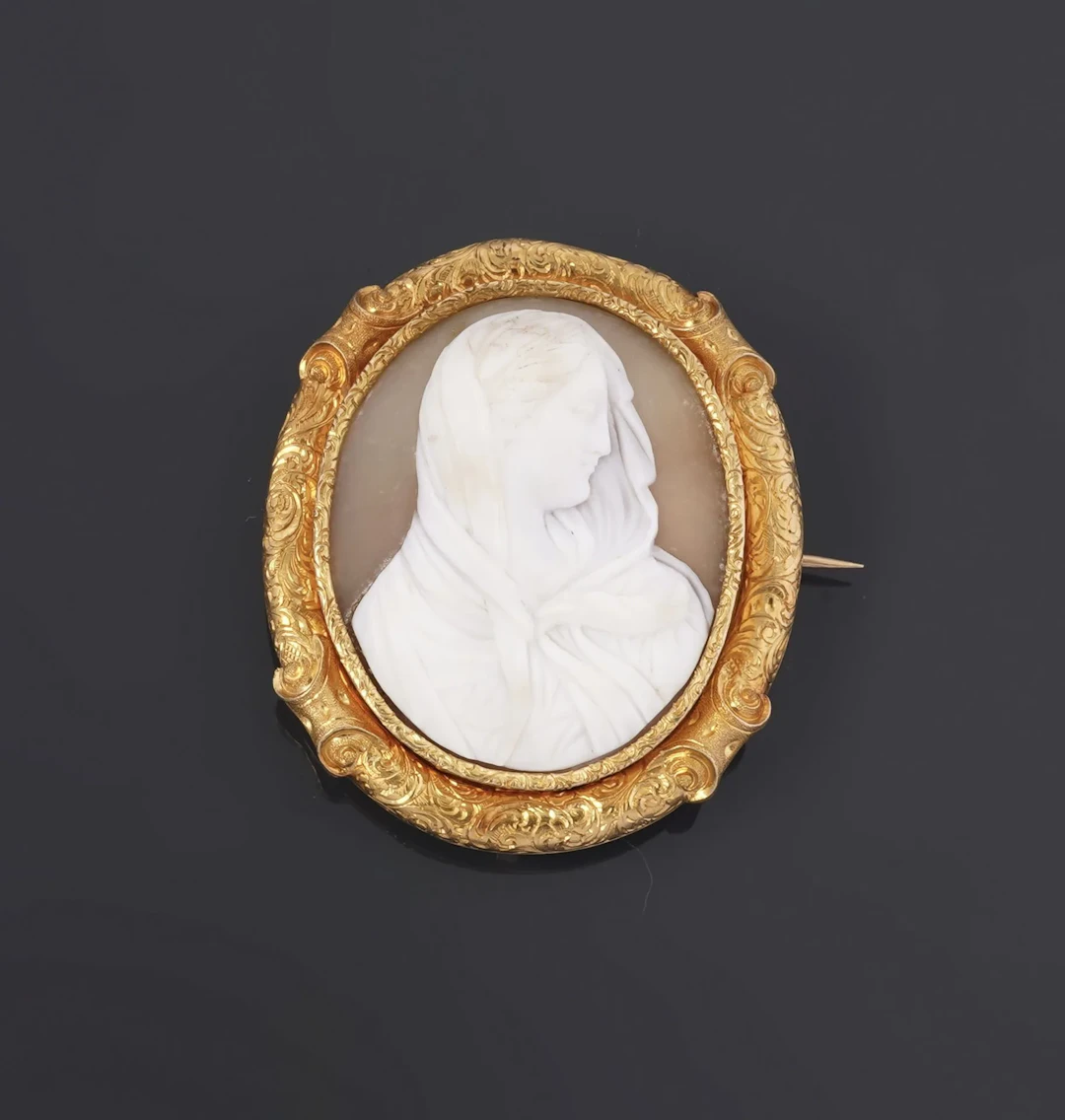 Brooch adorned with a shell cameo depicting the profile of a - Lot 143