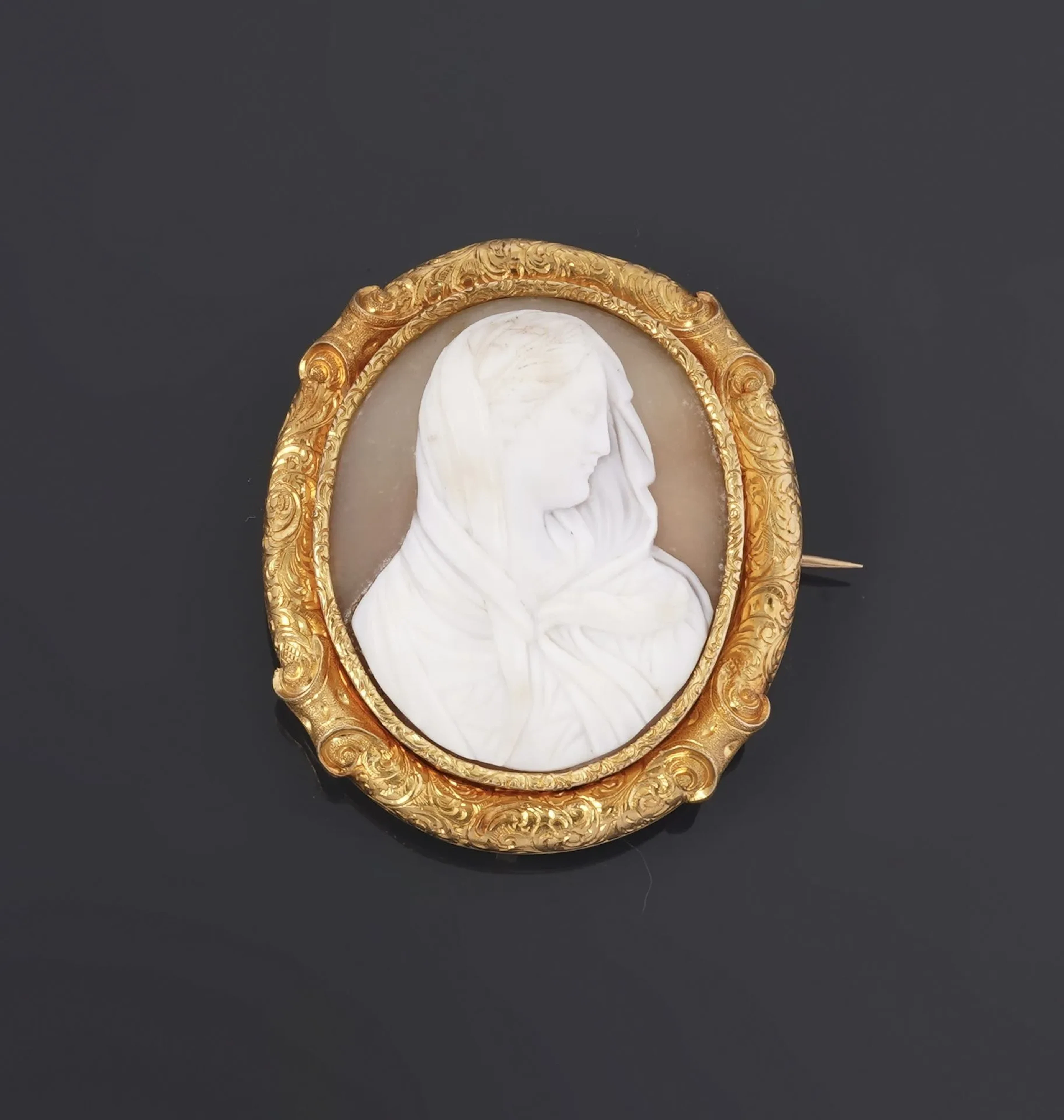 Brooch adorned with a shell cameo depicting the profile of a - Lot 143