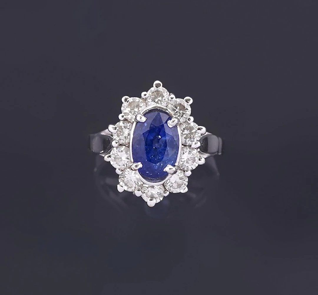 An 18k white gold ring (750) set with an oval-cut sapphire w - Lot 303
