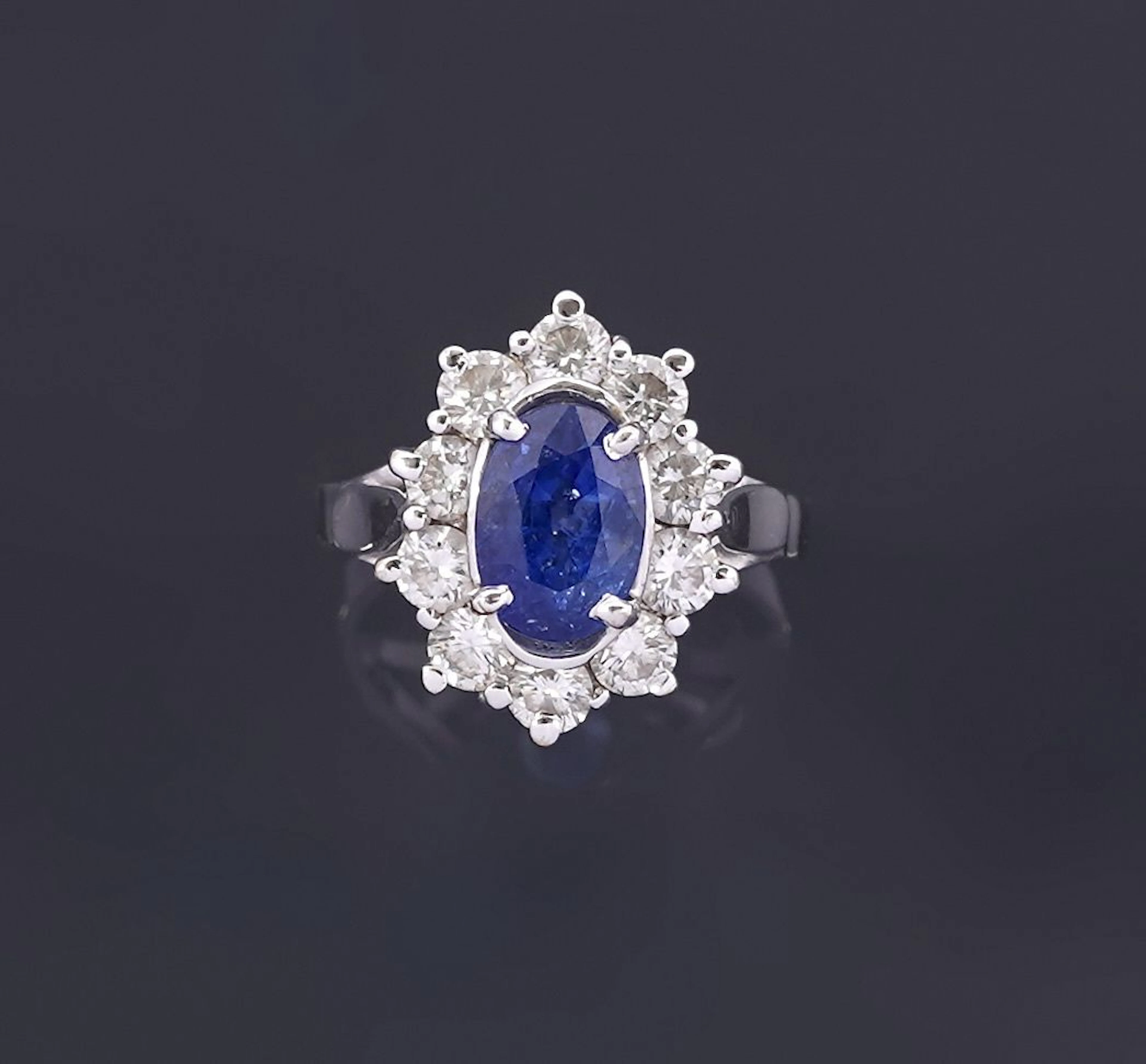 An 18k white gold ring (750) set with an oval-cut sapphire w - Lot 303