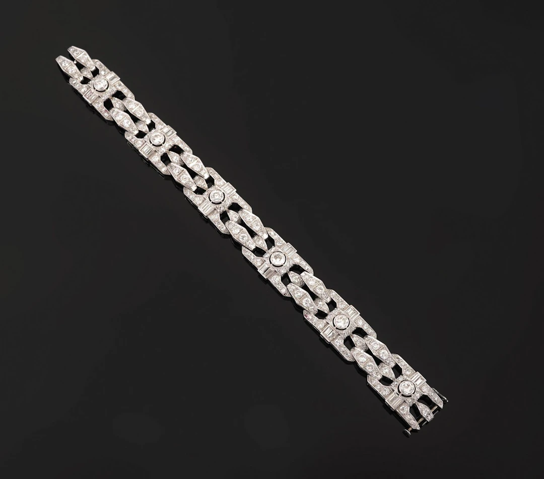 An articulated bracelet in 850-th platinum, composed of thre - Lot 139